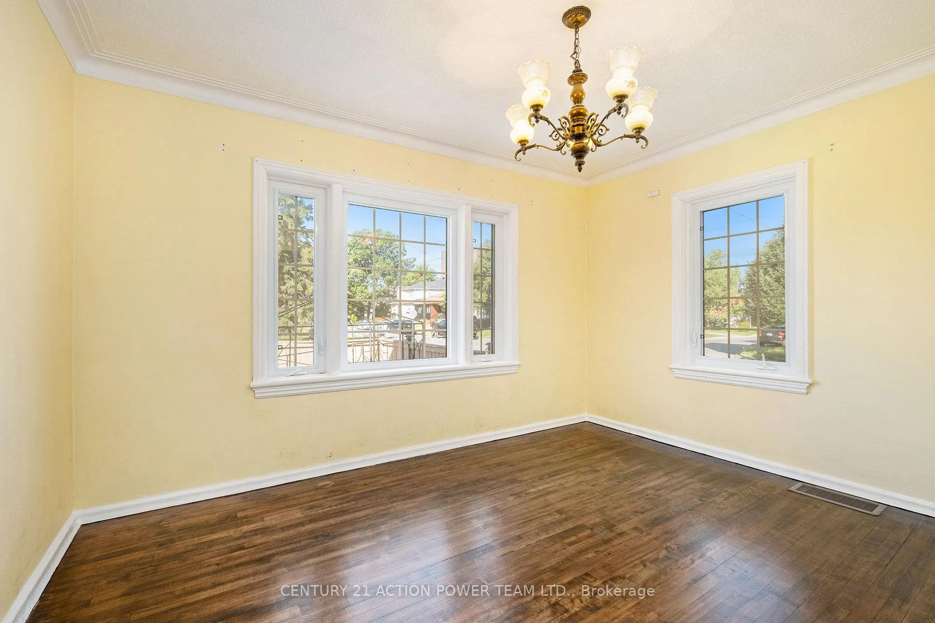 Photo 11 of 1318 Brookline Avenue, Ottawa, Ellwood — HOMEH