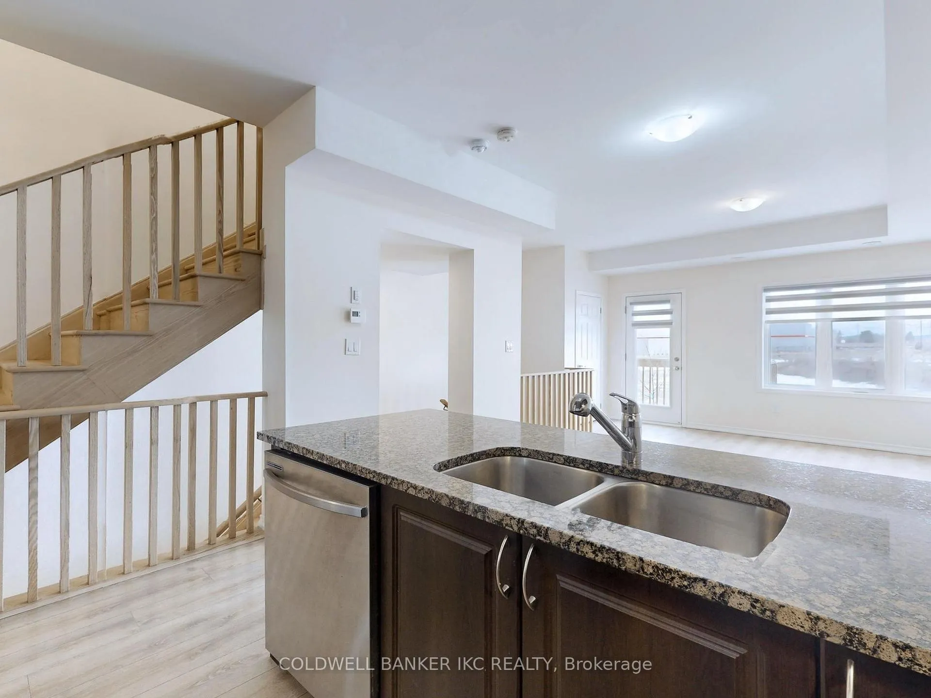 Photo 8 of 205 Danzatore Path, Oshawa, Windfields — HOMEH