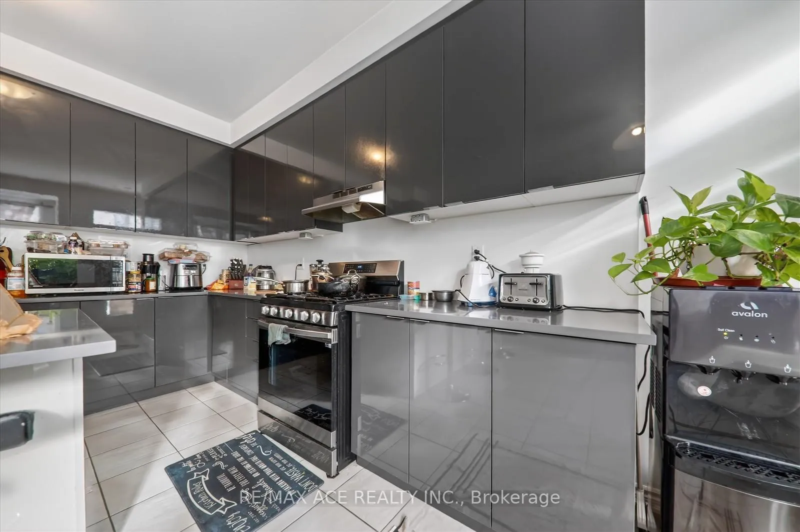 Photo 11 of 1419 Mockingbird Square, Pickering, Rural Pickering — HOMEH