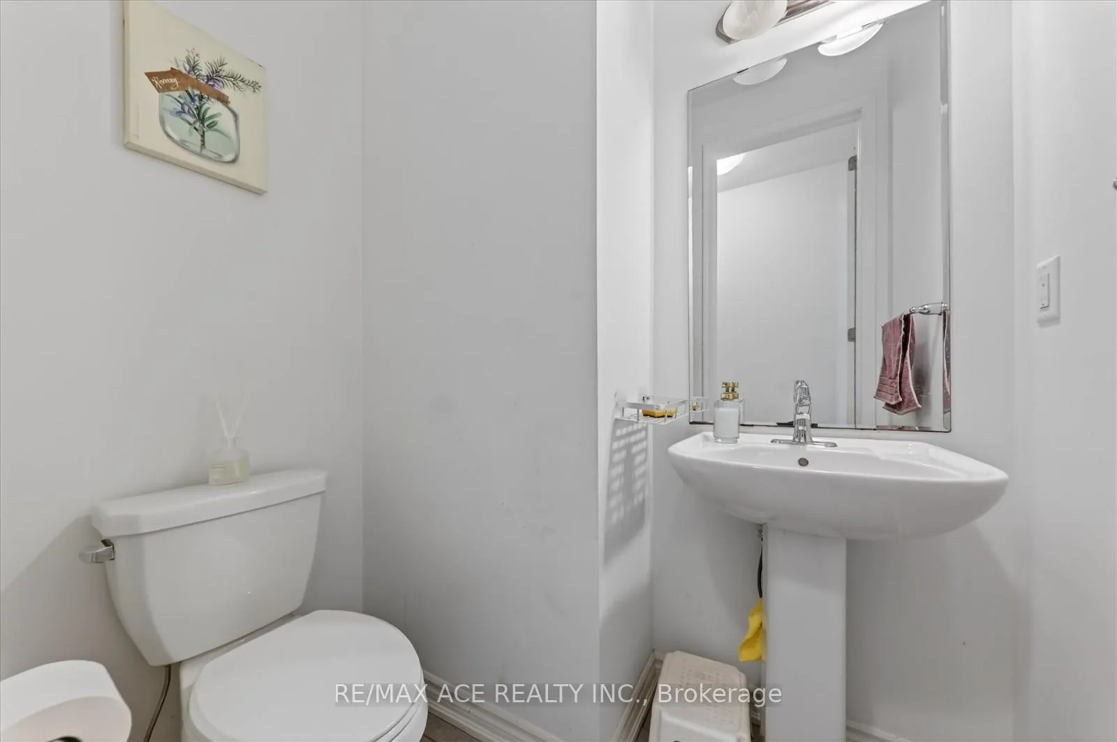 Photo 14 of 1419 Mockingbird Square, Pickering, Rural Pickering — HOMEH