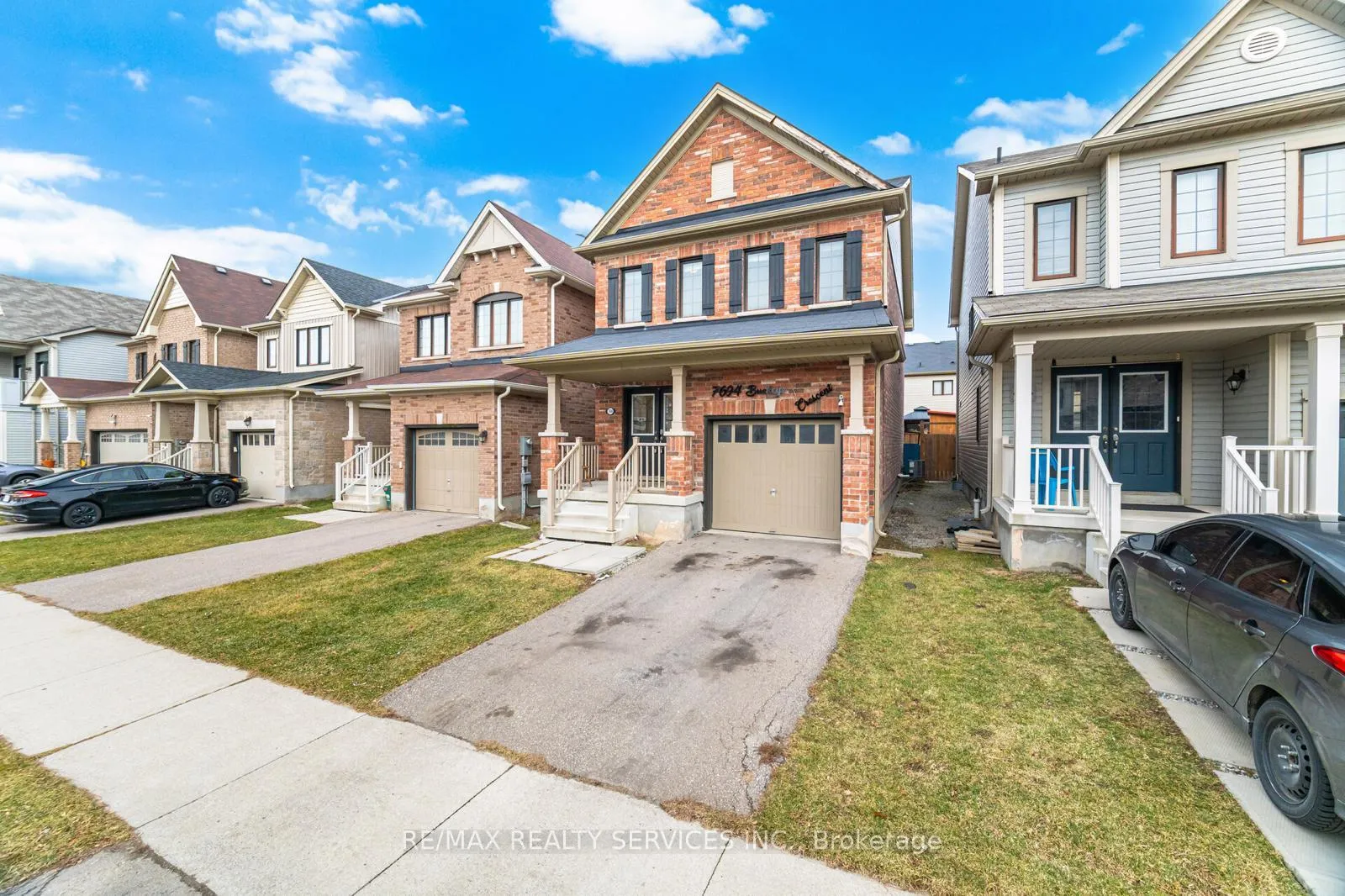 Photo 3 of 7694 Buckeye Crescent, Niagara Falls, Brown — HOMEH