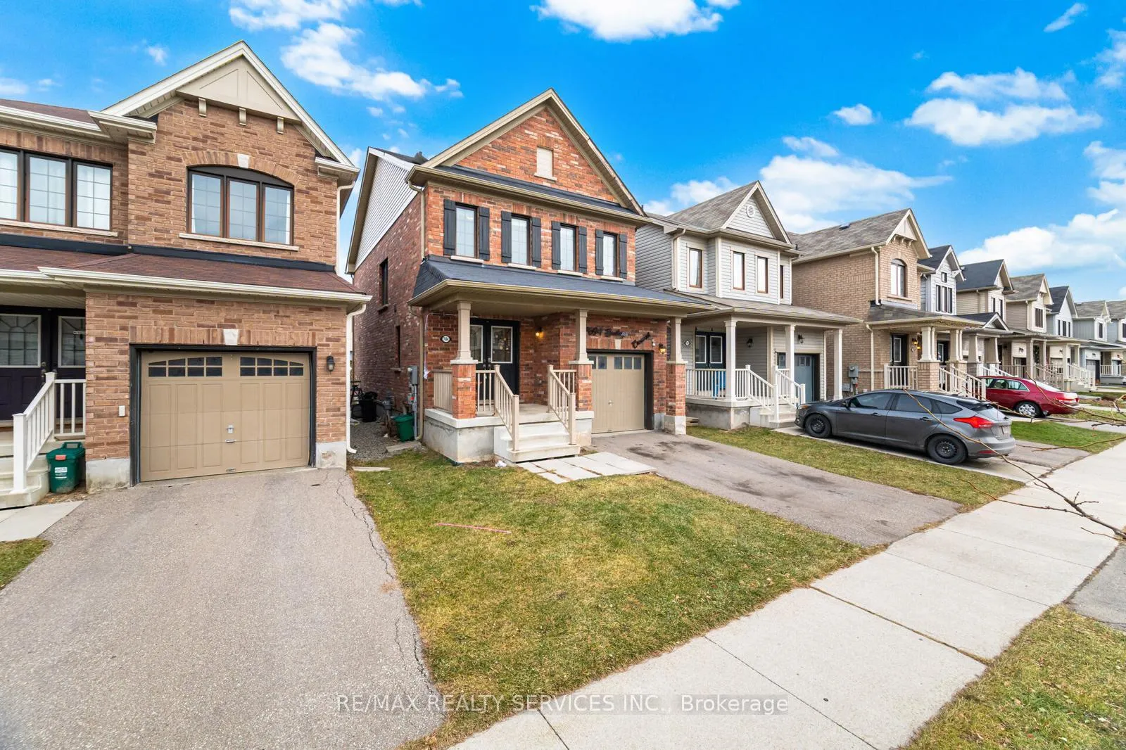 Photo 4 of 7694 Buckeye Crescent, Niagara Falls, Brown — HOMEH