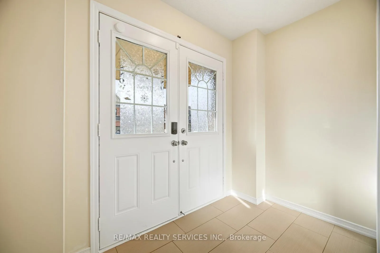 Photo 5 of 7694 Buckeye Crescent, Niagara Falls, Brown — HOMEH