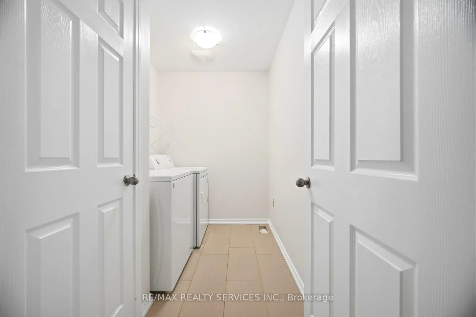 Photo 30 of 7694 Buckeye Crescent, Niagara Falls, Brown — HOMEH