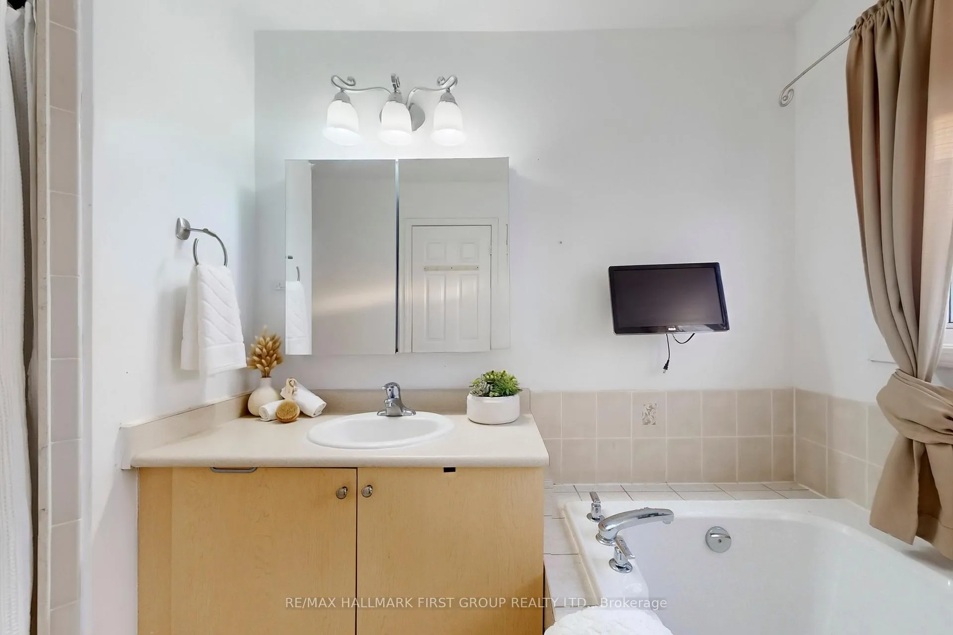 Photo 27 of 64 Longueuil Place, Whitby, Pringle Creek — HOMEH