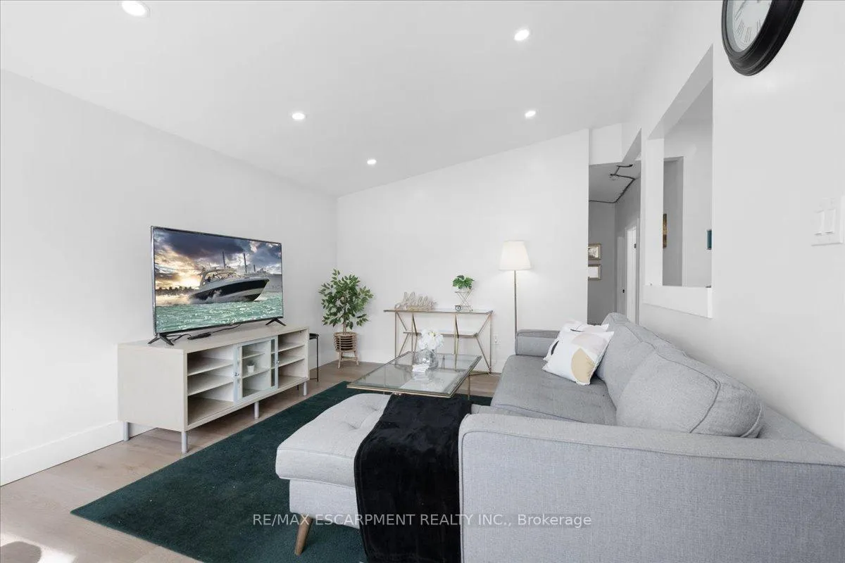 Photo 3 of Unit 1, 37 Lilacside Drive, Hamilton, Thorner — HOMEH