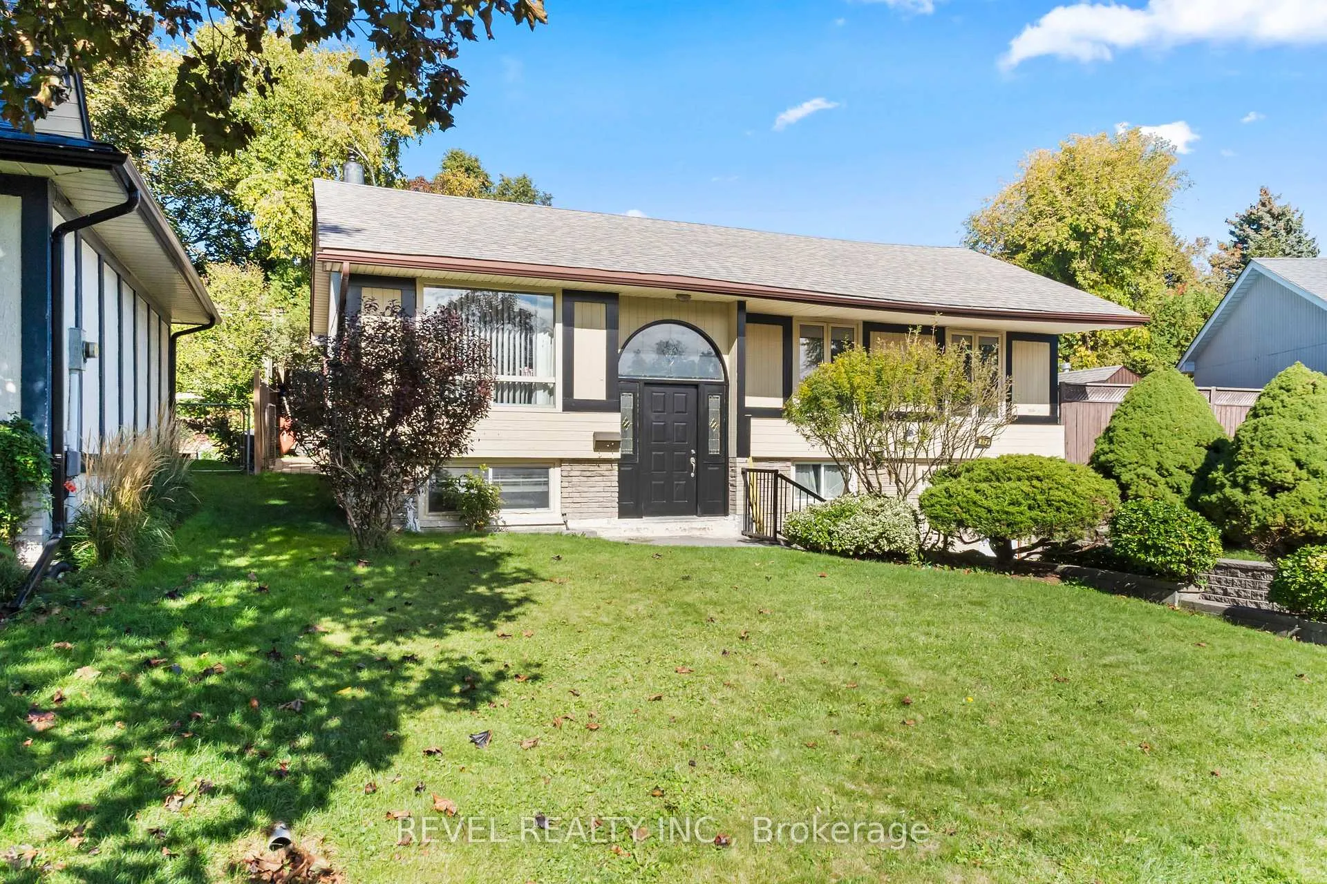 Photo 1 of 441 Crestwood Drive N, Oshawa, O'Neill — HOMEH