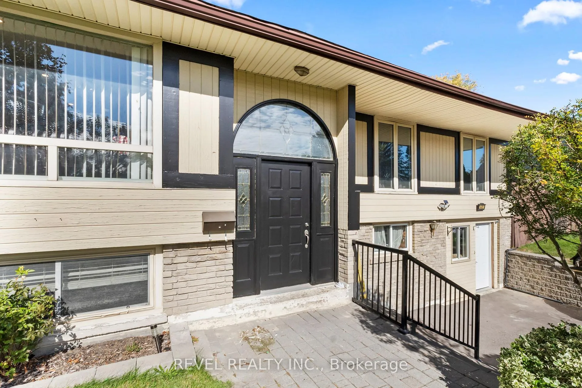 Photo 2 of 441 Crestwood Drive N, Oshawa, O'Neill — HOMEH