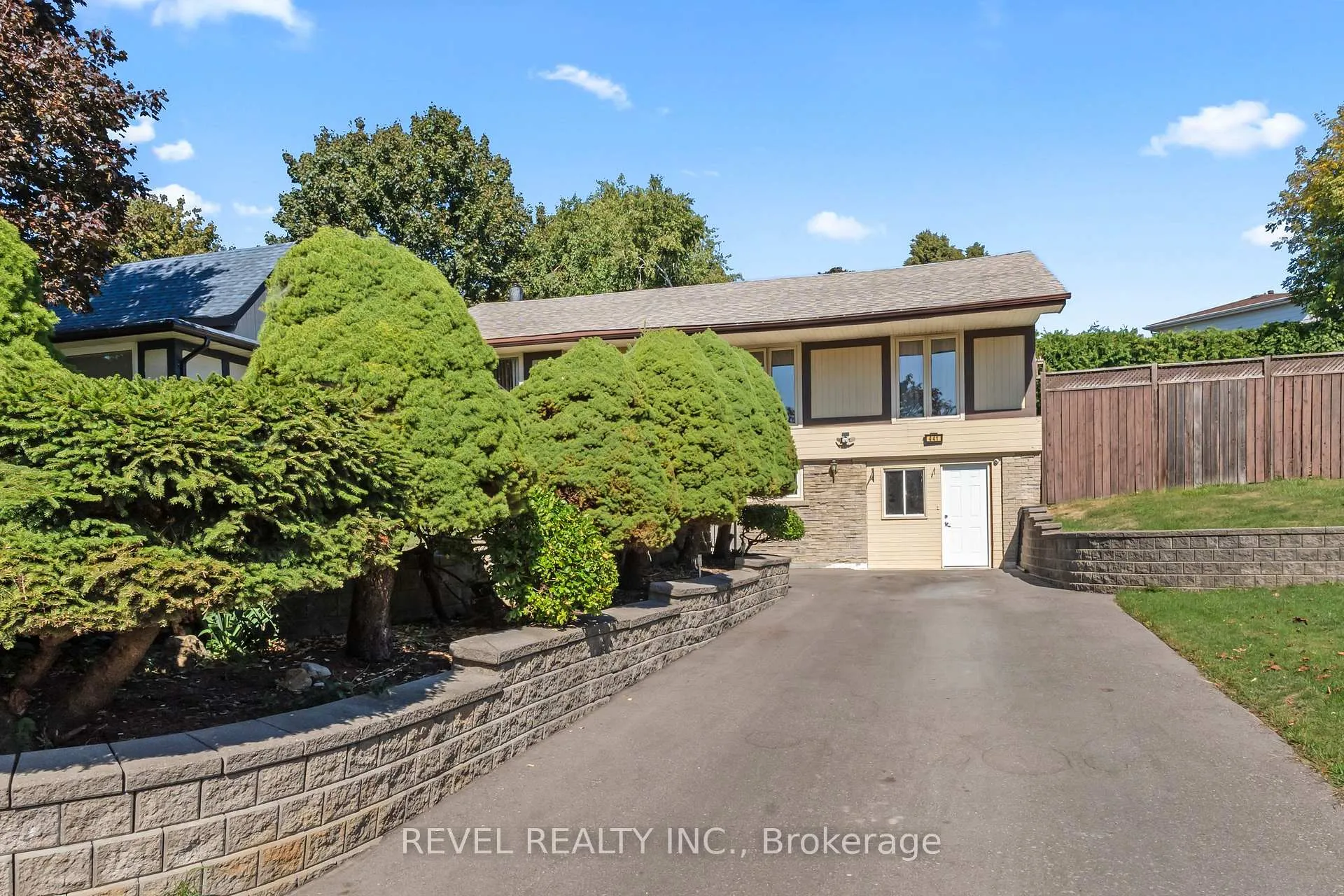 Photo 3 of 441 Crestwood Drive N, Oshawa, O'Neill — HOMEH