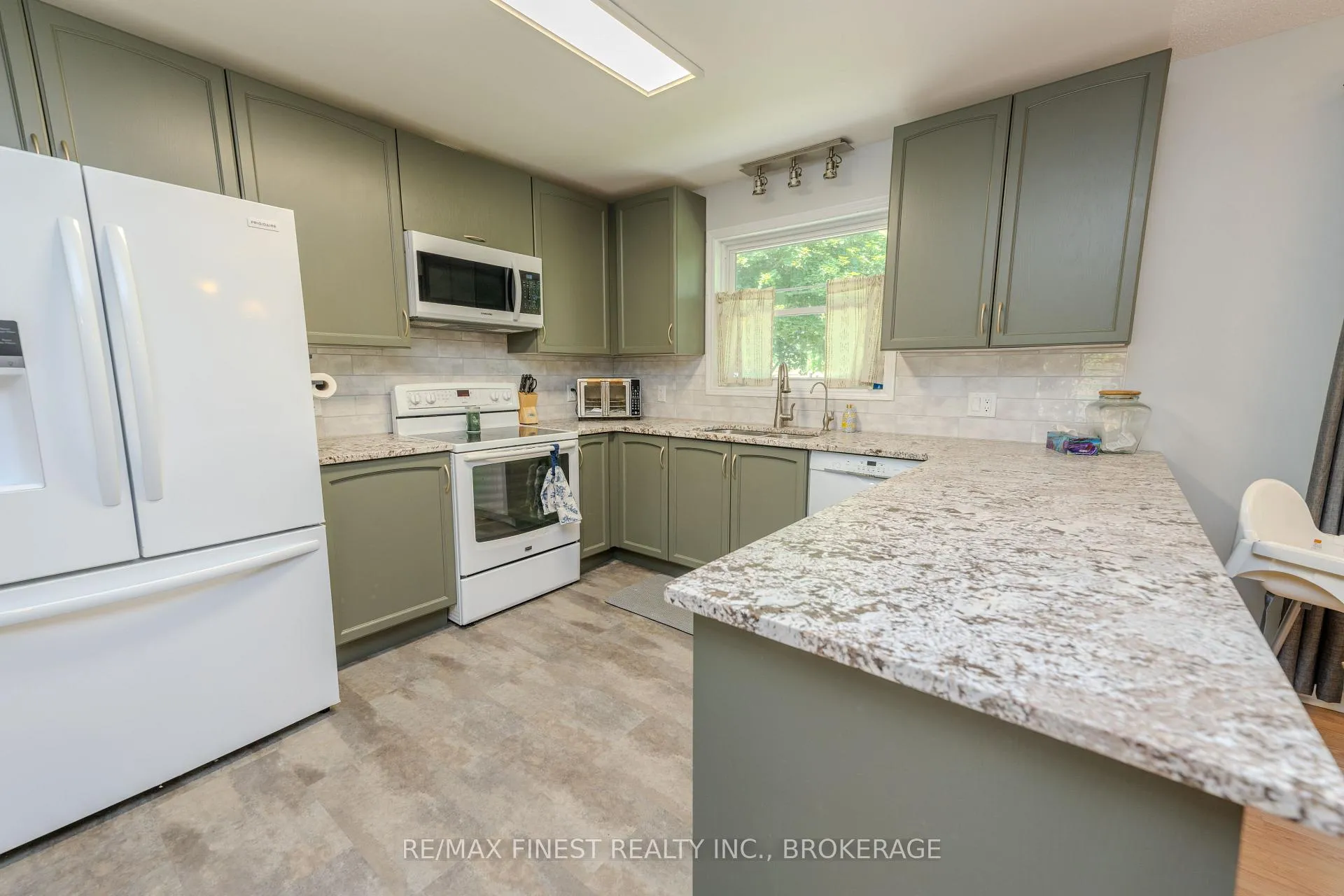 Photo 10 of 888 Simmons Road, Loyalist, Lennox and Addington - South — HOMEH