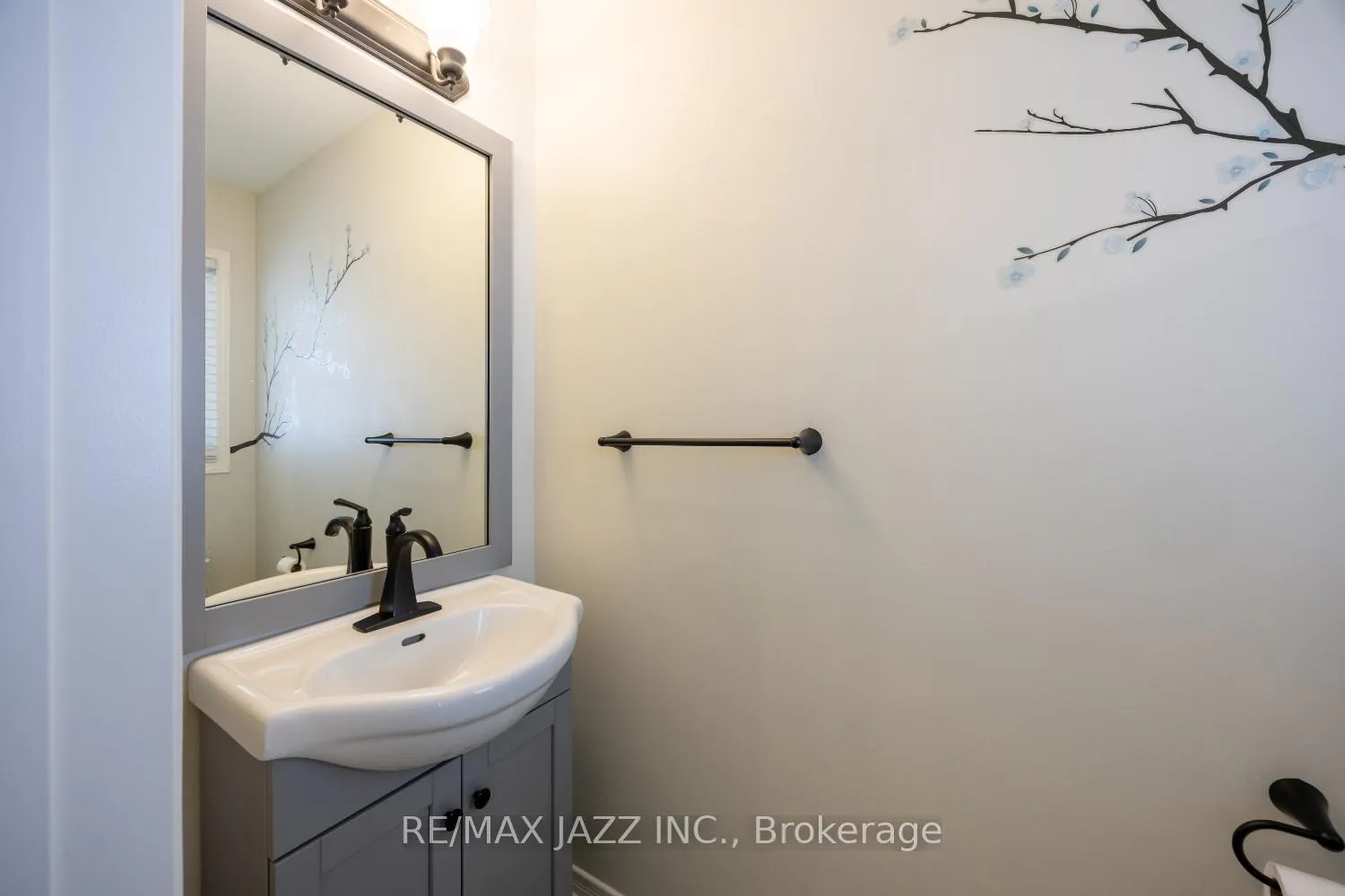 Photo 3 of 50 Honeyman Drive, Clarington, Bowmanville — HOMEH