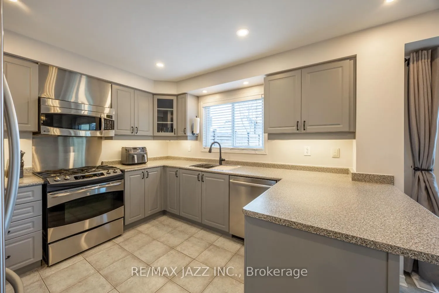 Photo 8 of 50 Honeyman Drive, Clarington, Bowmanville — HOMEH