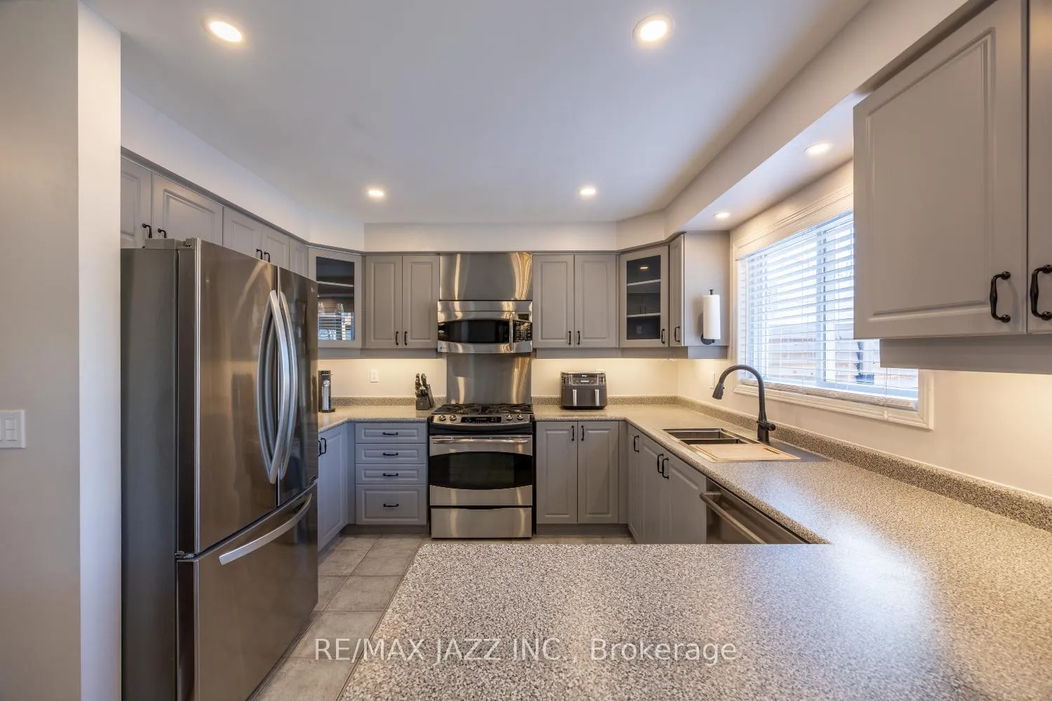Photo 9 of 50 Honeyman Drive, Clarington, Bowmanville — HOMEH