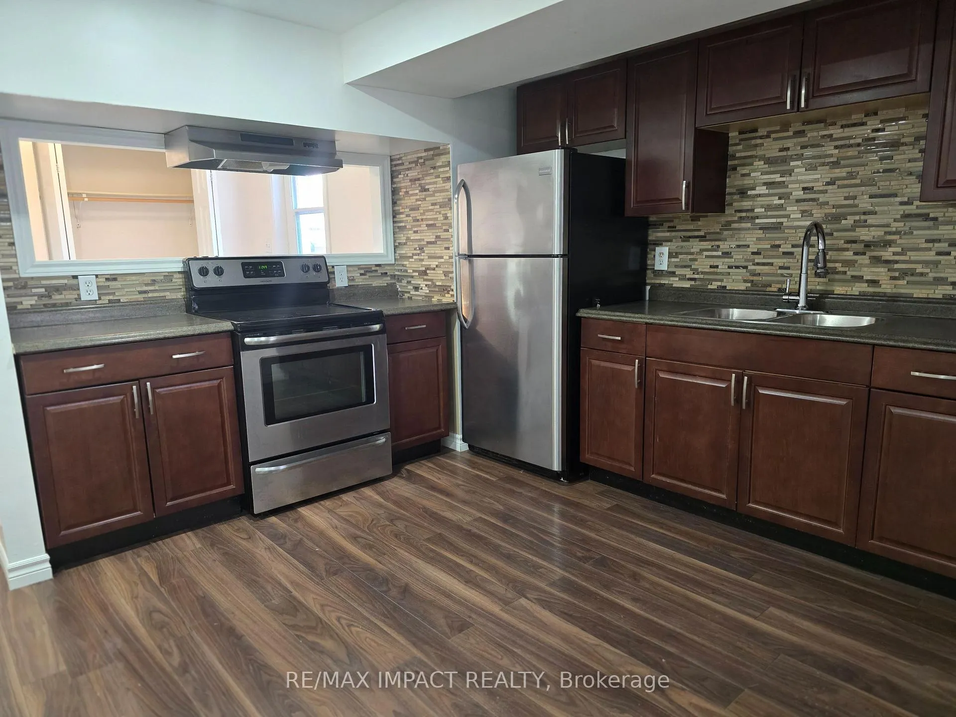 Photo 3 of 28 Fairmeadow Place E, Whitby, Blue Grass Meadows — HOMEH