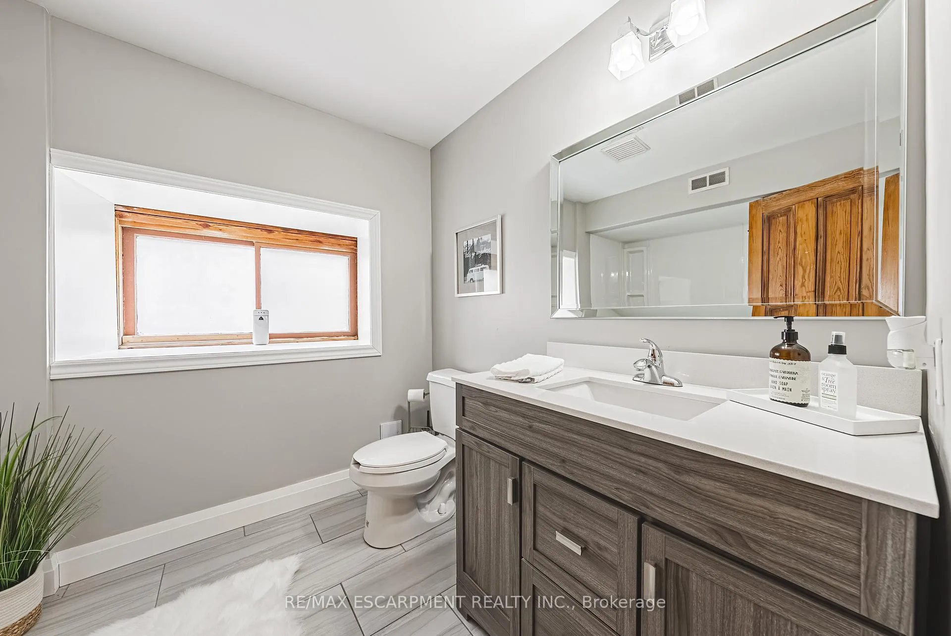 Photo 13 of 110 Freelton Road, Hamilton, Freelton — HOMEH