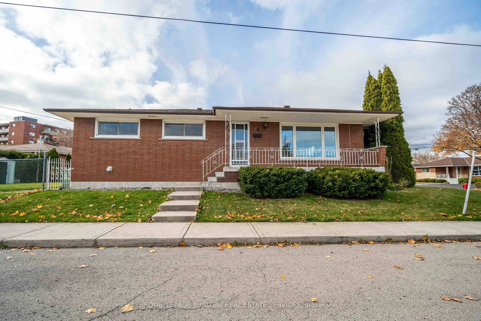 Front of Unit Lower, 4 Starlight Court