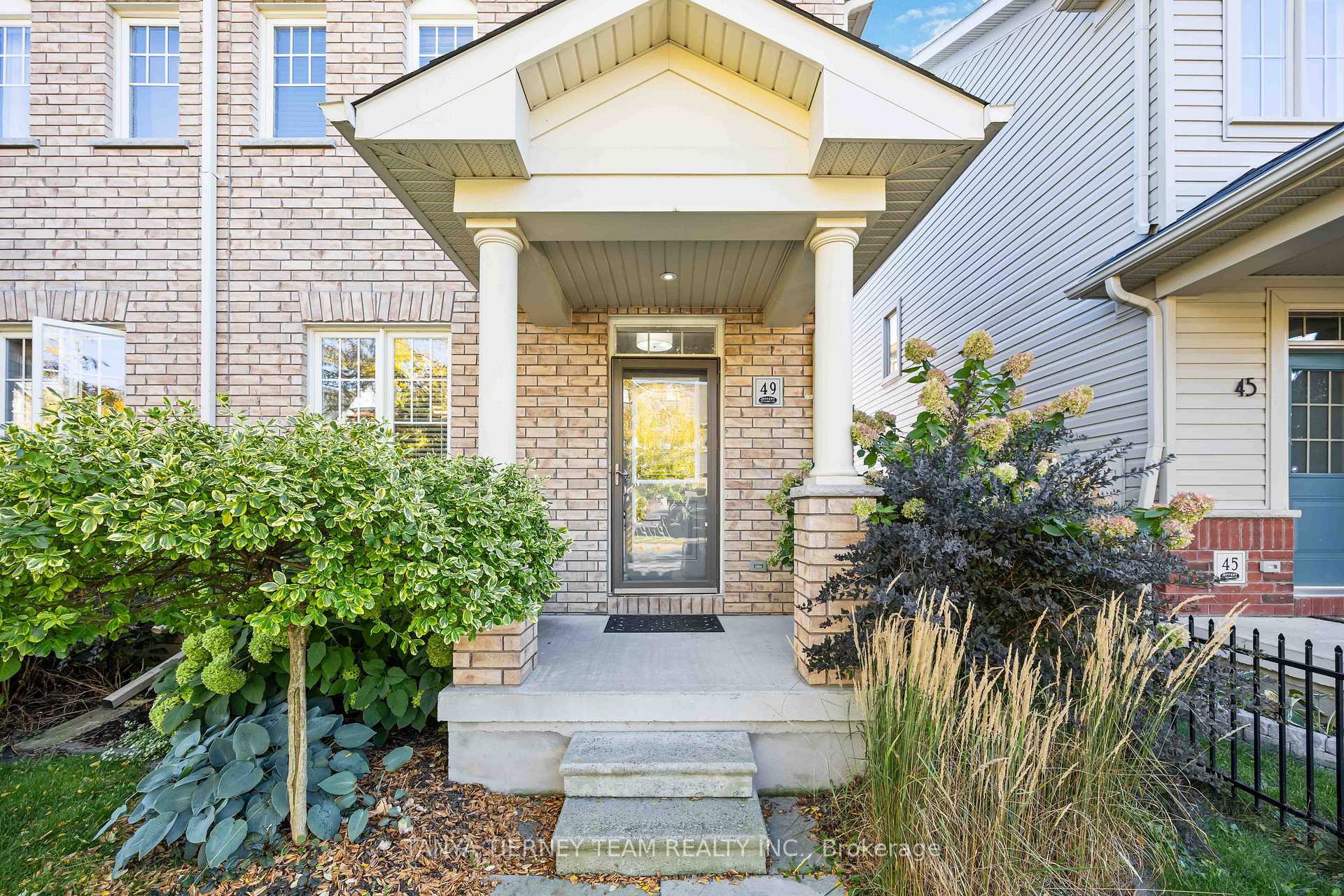 Photo 3 of 49 Ted Miller Crescent, Clarington, Bowmanville — HOMEH