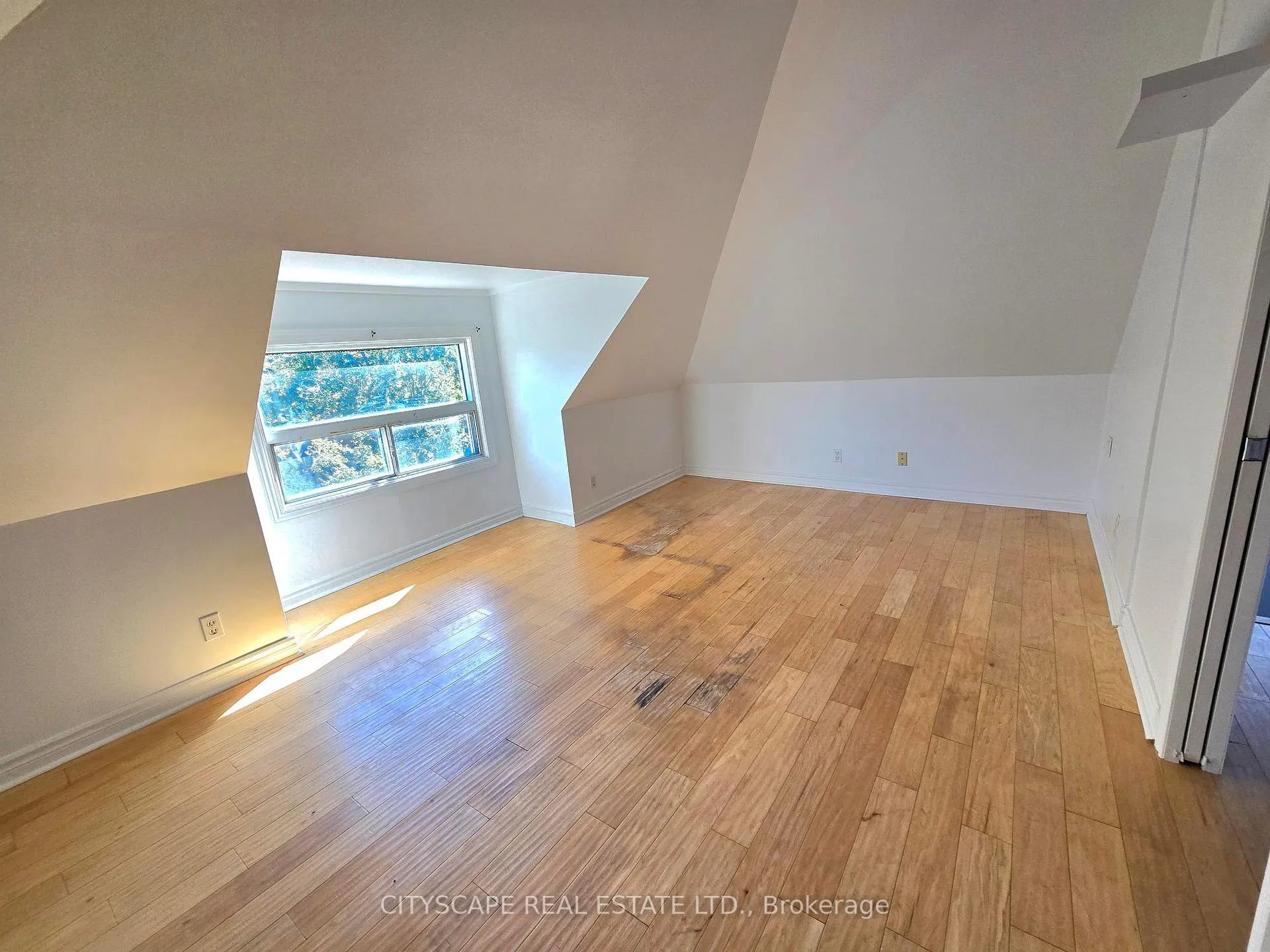 Photo 16 of Unit 2, 45 Fairholt Road S, Hamilton, Gibson — HOMEH