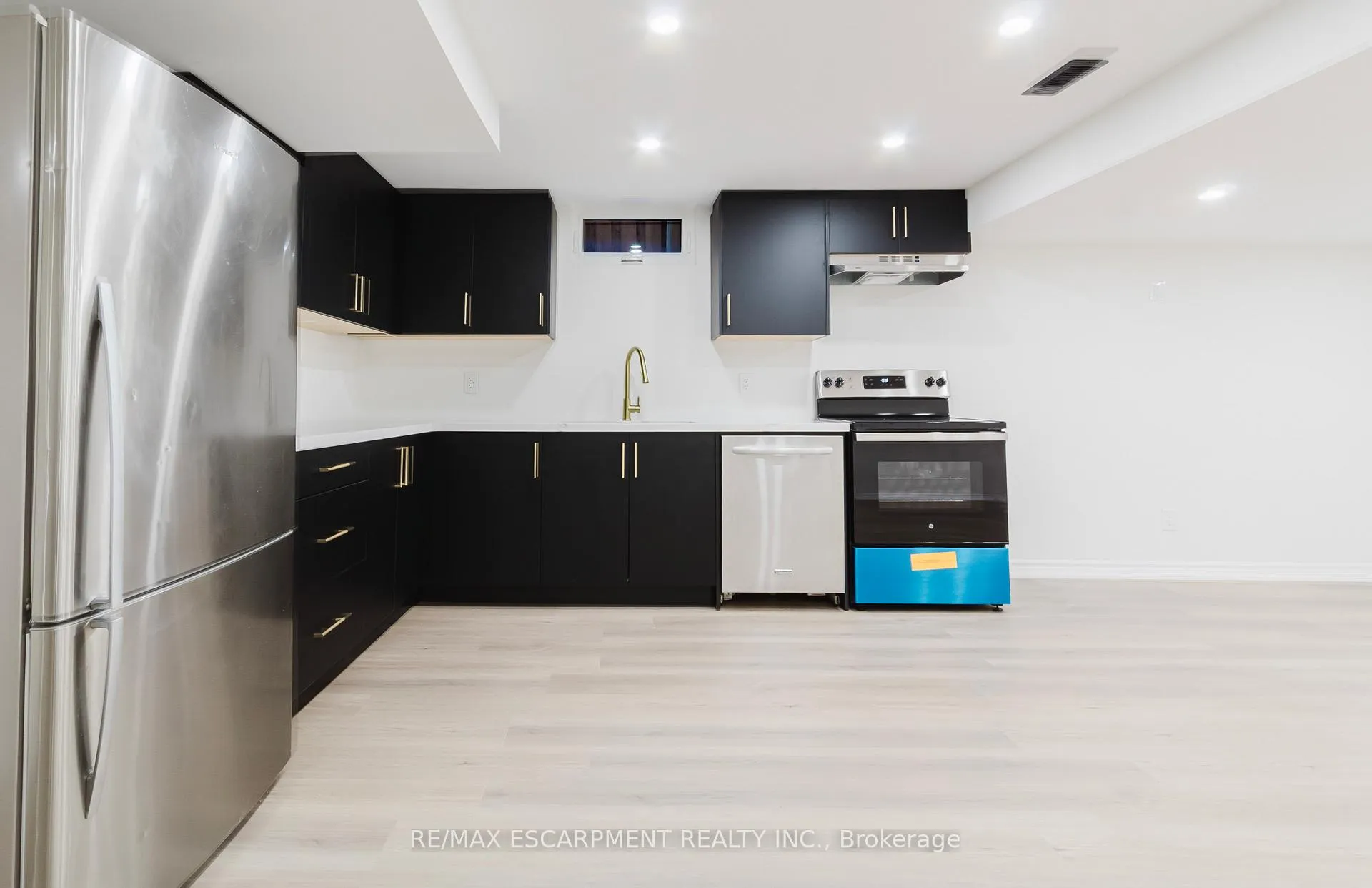 Photo 2 of Unit Lower, 211 Green Road, Hamilton, Stoney Creek — HOMEH