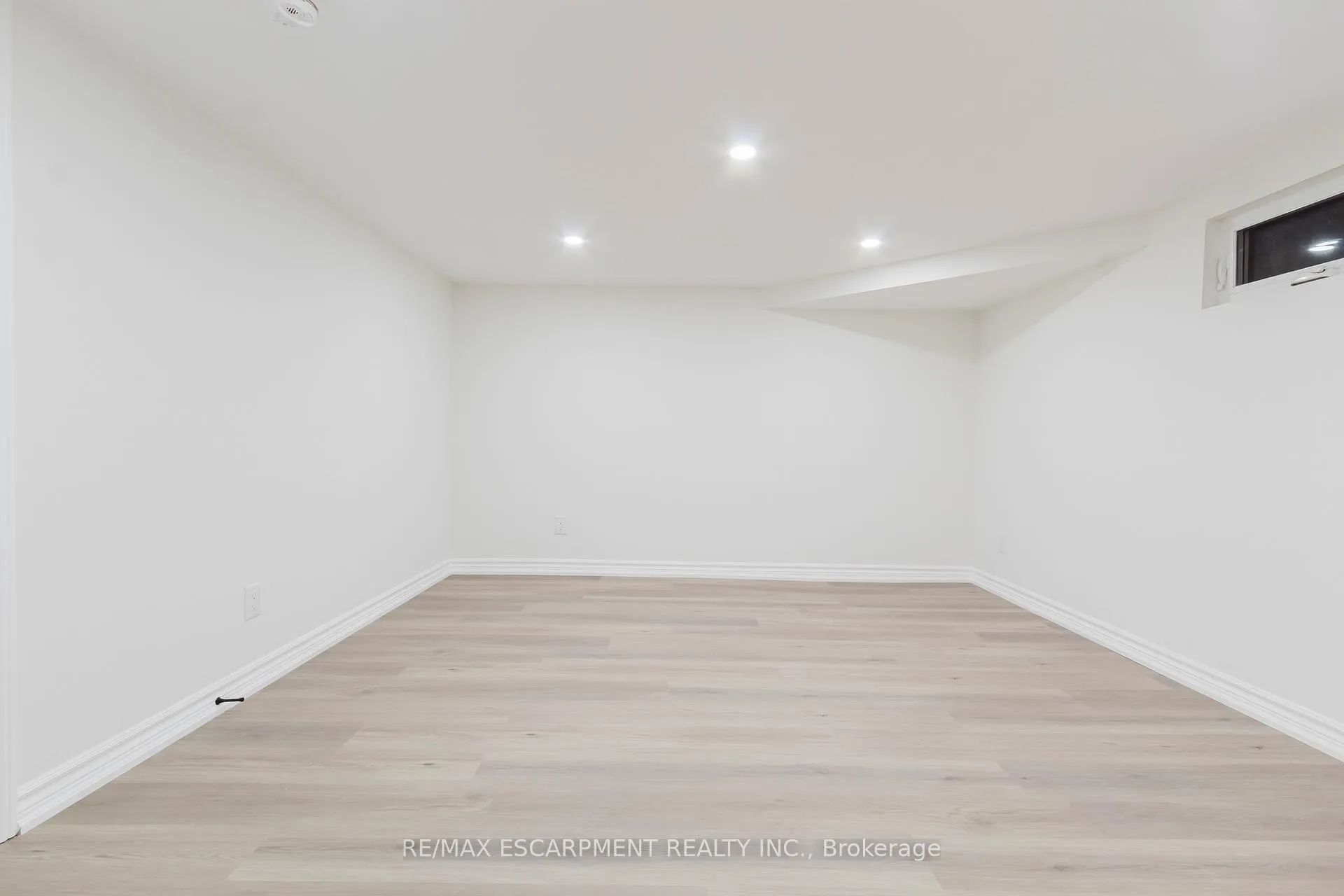 Photo 9 of Unit Lower, 211 Green Road, Hamilton, Stoney Creek — HOMEH