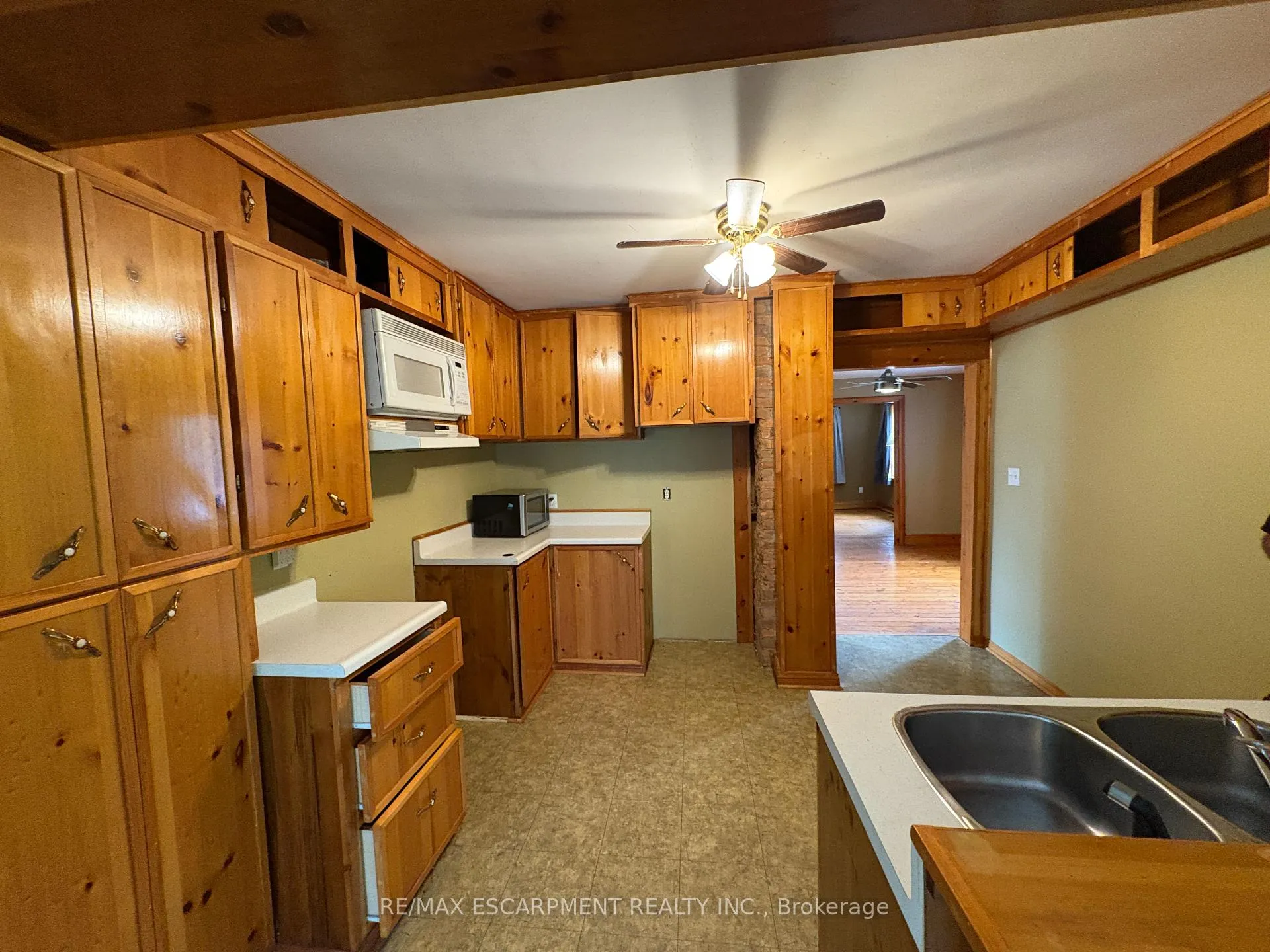 Photo 4 of 1413 Station Street, Pelham, Fonthill — HOMEH