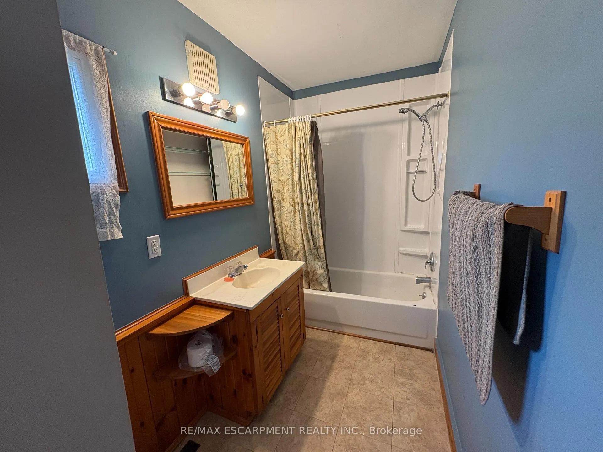 Photo 18 of 1413 Station Street, Pelham, Fonthill — HOMEH