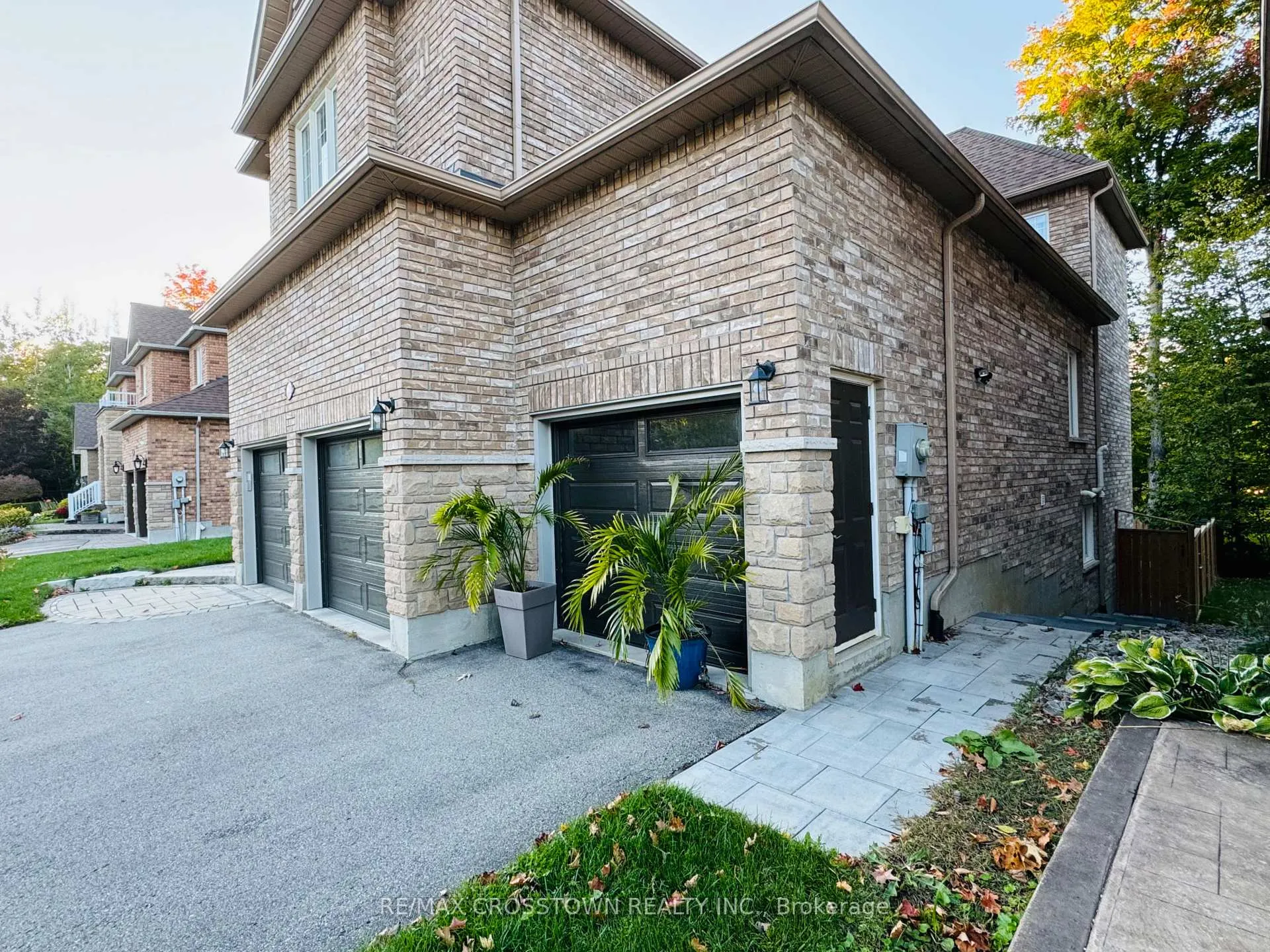 Front of 33 Camelot Square