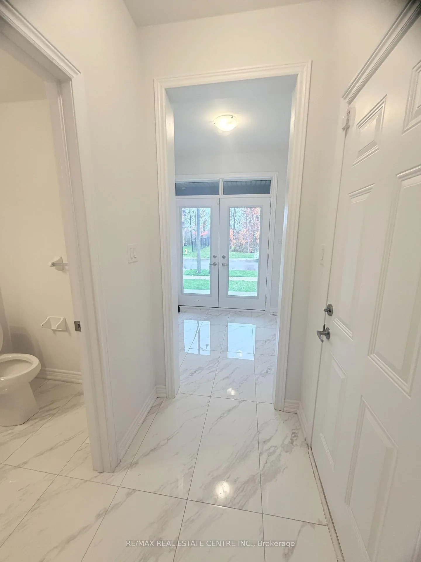 Photo 3 of 53 Woolacott Lane, Clarington, Bowmanville — HOMEH