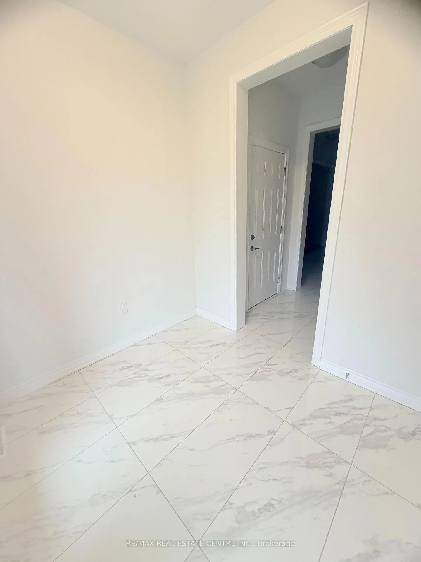 Photo 4 of 53 Woolacott Lane, Clarington, Bowmanville — HOMEH