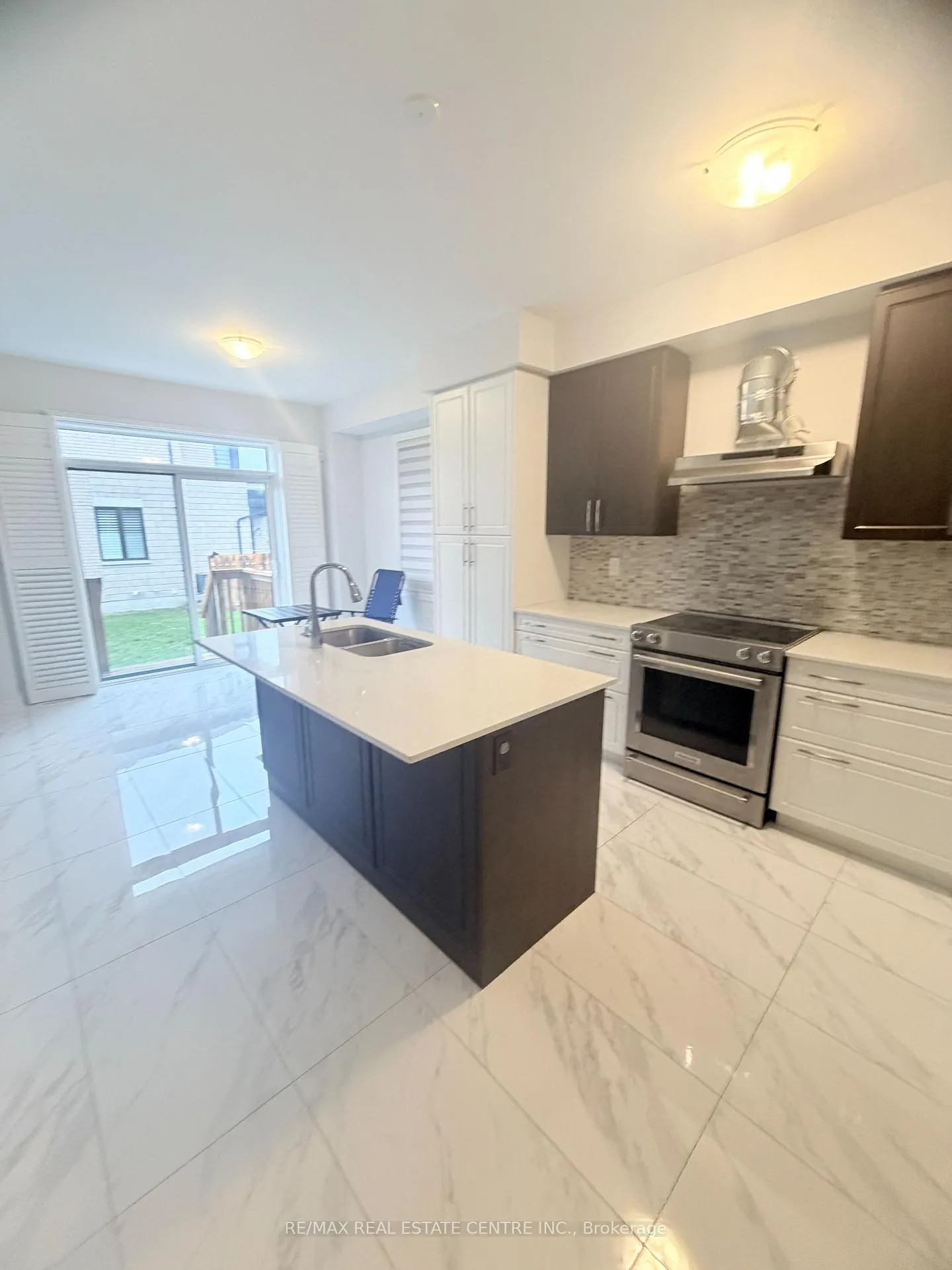 Photo 15 of 53 Woolacott Lane, Clarington, Bowmanville — HOMEH