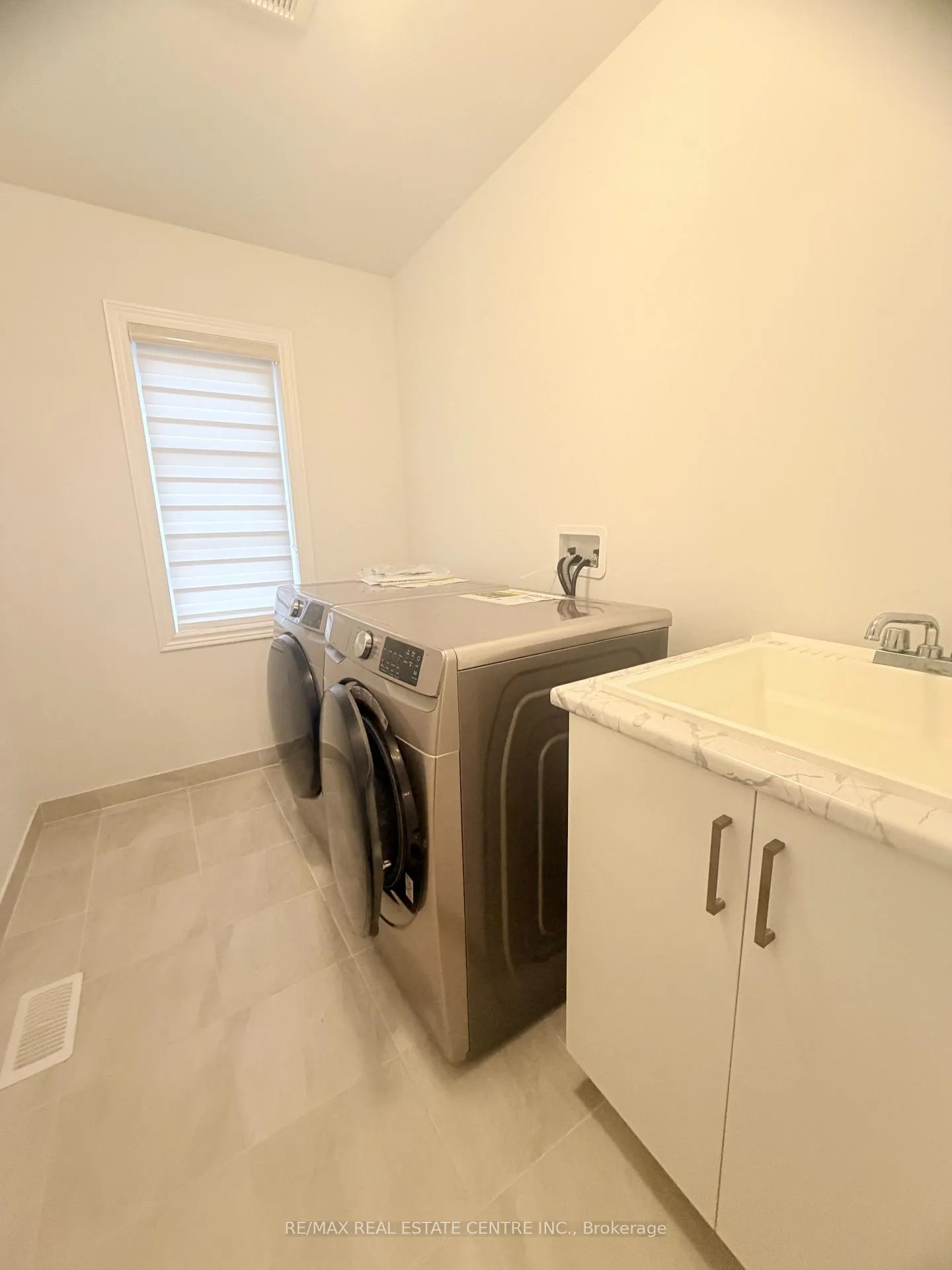 Photo 25 of 53 Woolacott Lane, Clarington, Bowmanville — HOMEH