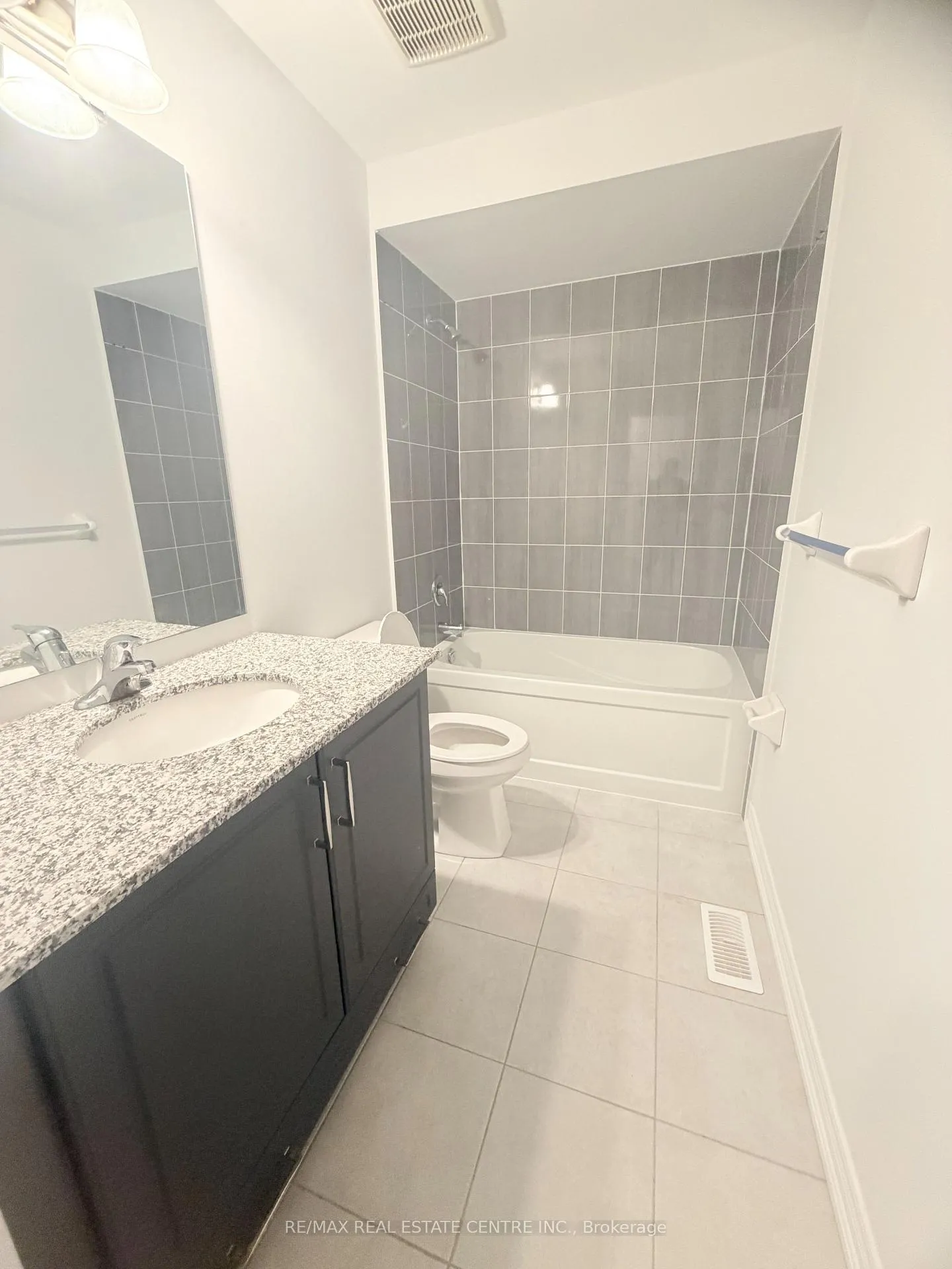 Photo 28 of 53 Woolacott Lane, Clarington, Bowmanville — HOMEH