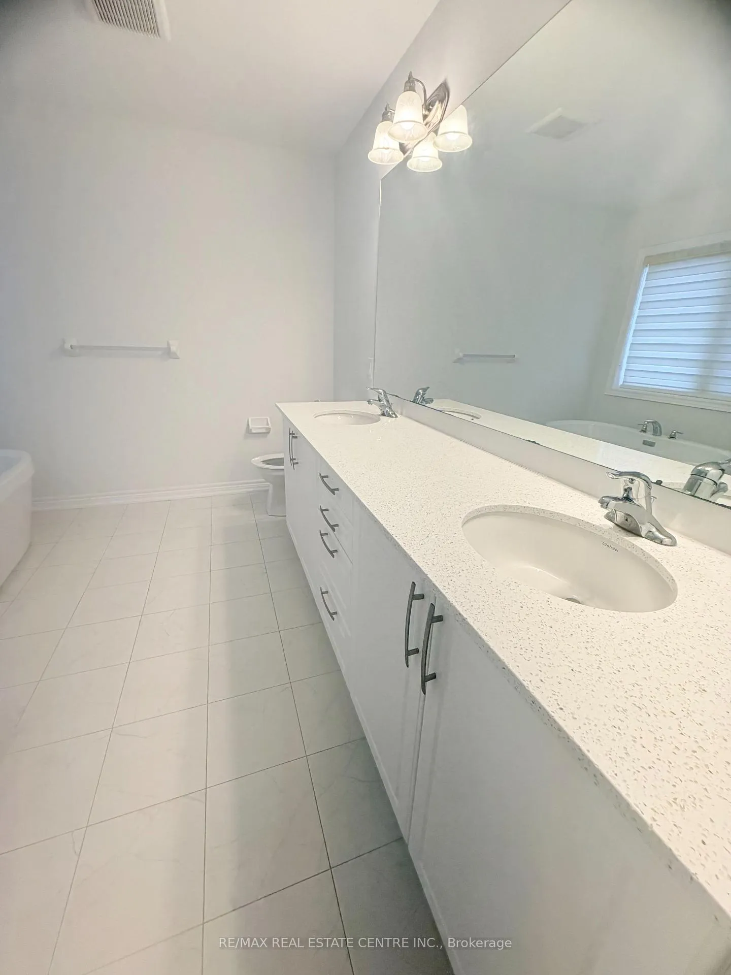 Photo 30 of 53 Woolacott Lane, Clarington, Bowmanville — HOMEH