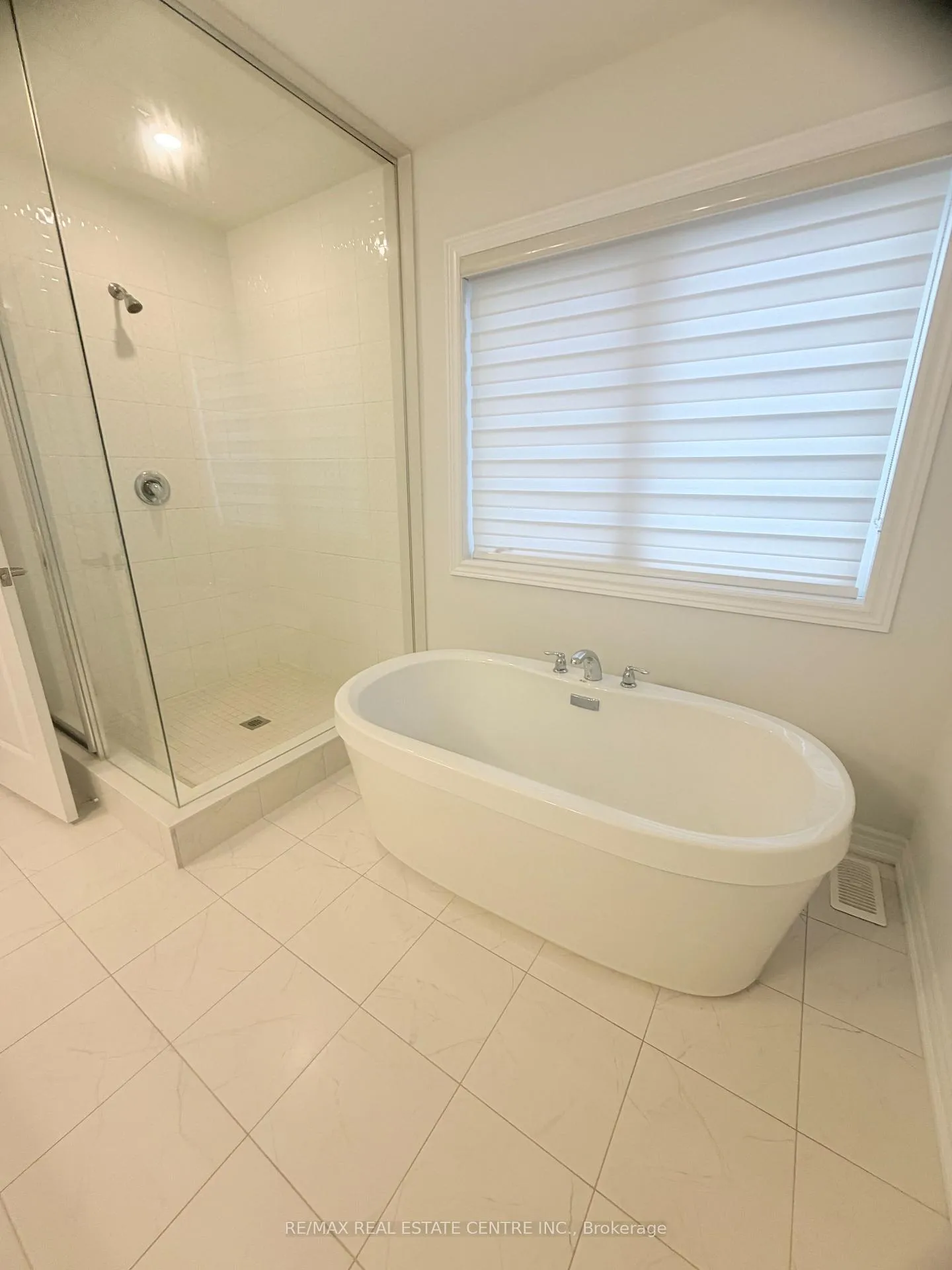 Photo 31 of 53 Woolacott Lane, Clarington, Bowmanville — HOMEH