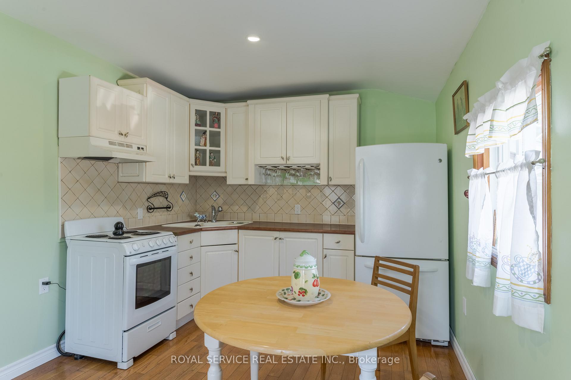 Photo 11 of 94 Albert Street, Cobourg — HOMEH
