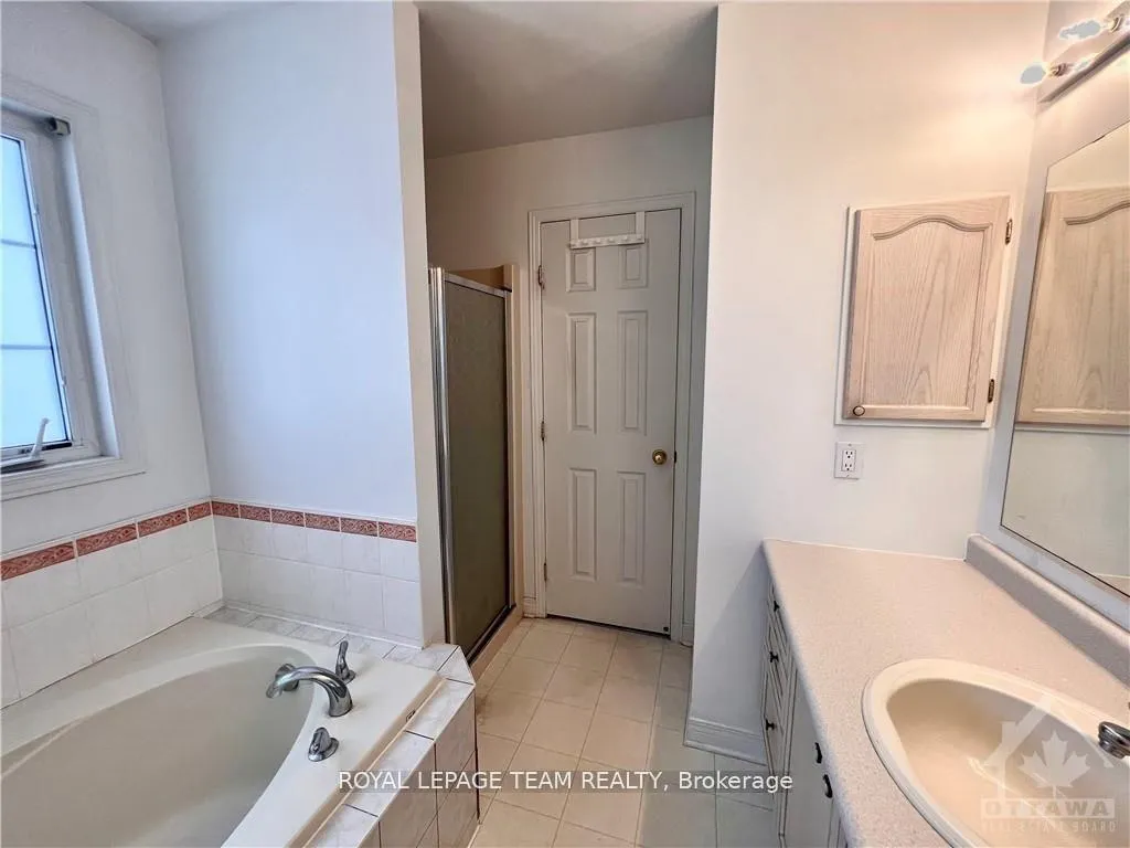 Photo 10 of 35 Rialto Way, Ottawa, Hunt Club Park/Greenboro — HOMEH