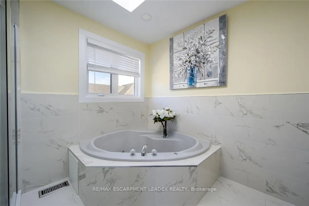 Photo 22 of 61 Hawkswood Trail, Hamilton, Carpenter — HOMEH