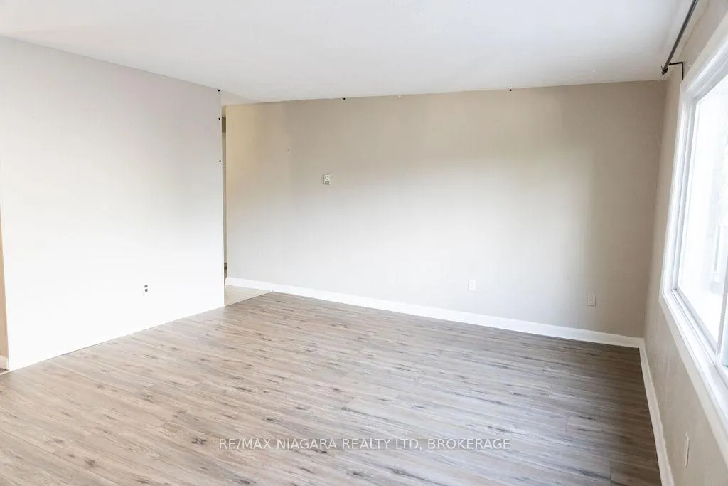 Photo 3 of Unit Unit 4, 27 Main Street, St. Catharines, Port Dalhousie — HOMEH