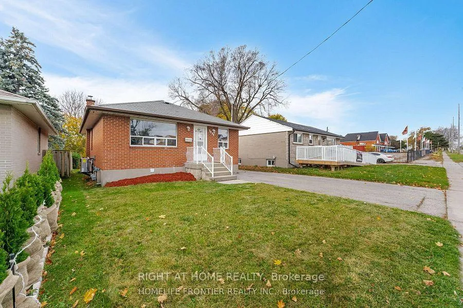 Front of 1204 Simcoe Street S