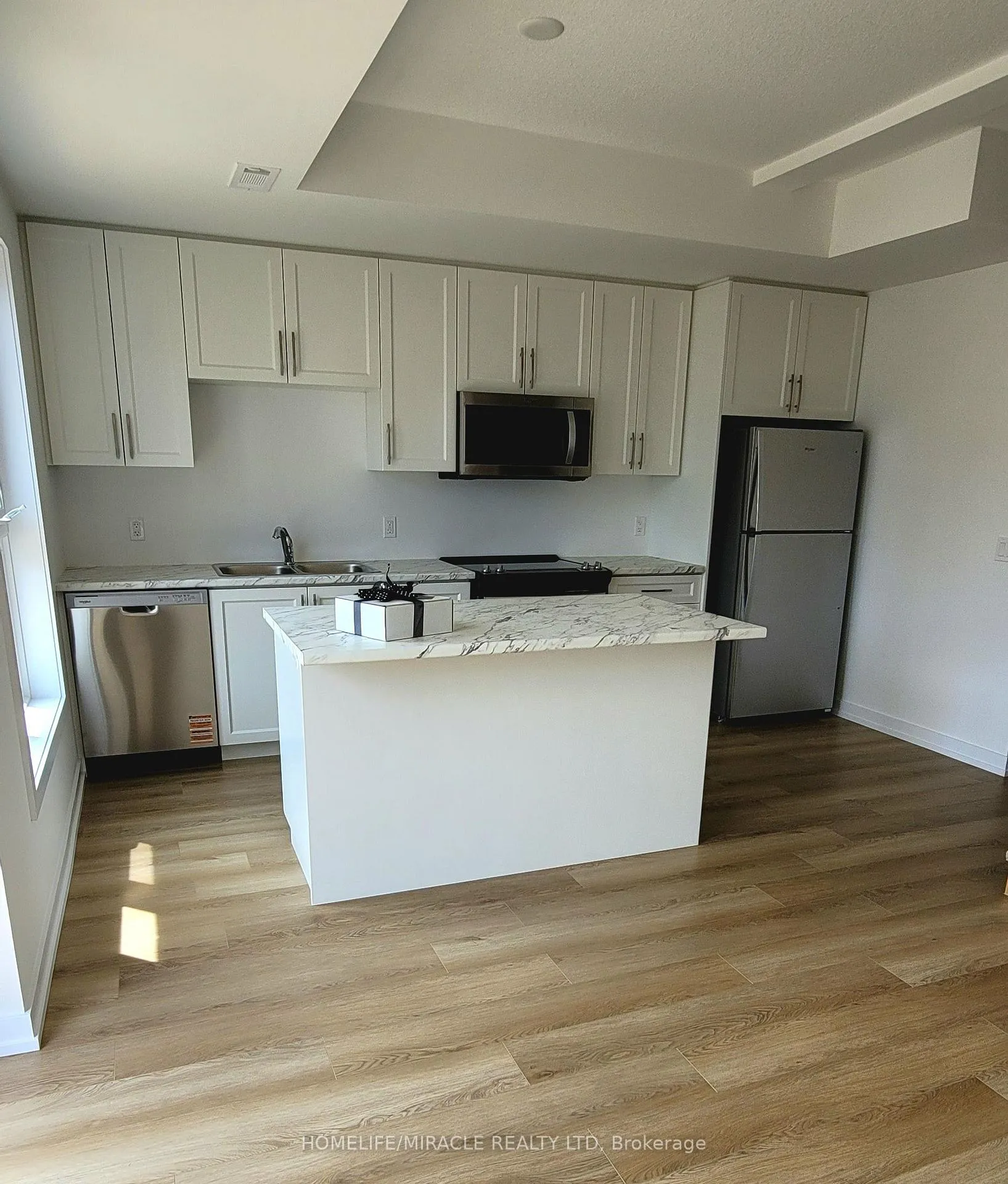 Photo 4 of 60 Kenesky Drive, Hamilton, Waterdown — HOMEH