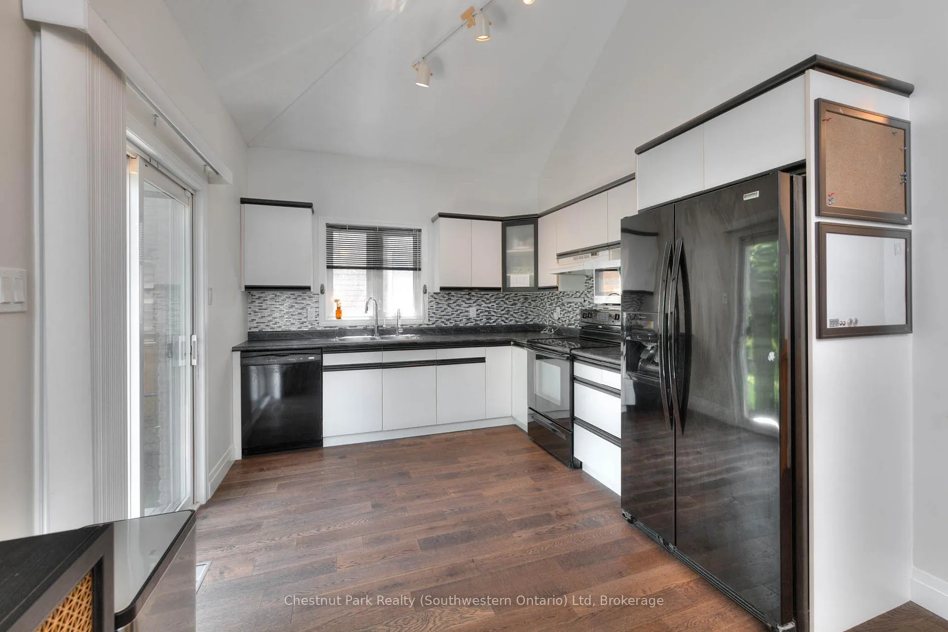 Photo 15 of 82 Pine Ridge Drive, Guelph, Pineridge/Westminster Woods — HOMEH