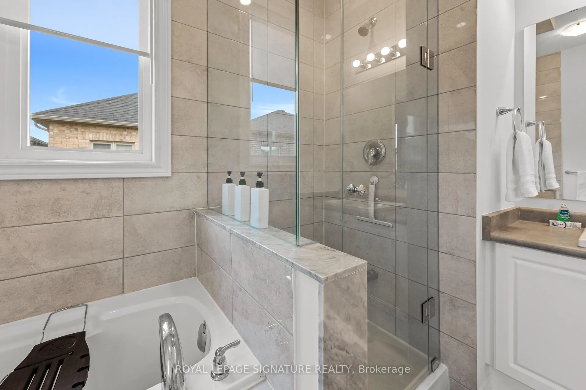 Photo 33 of 270 Great Falls Boulevard, Hamilton, Waterdown — HOMEH