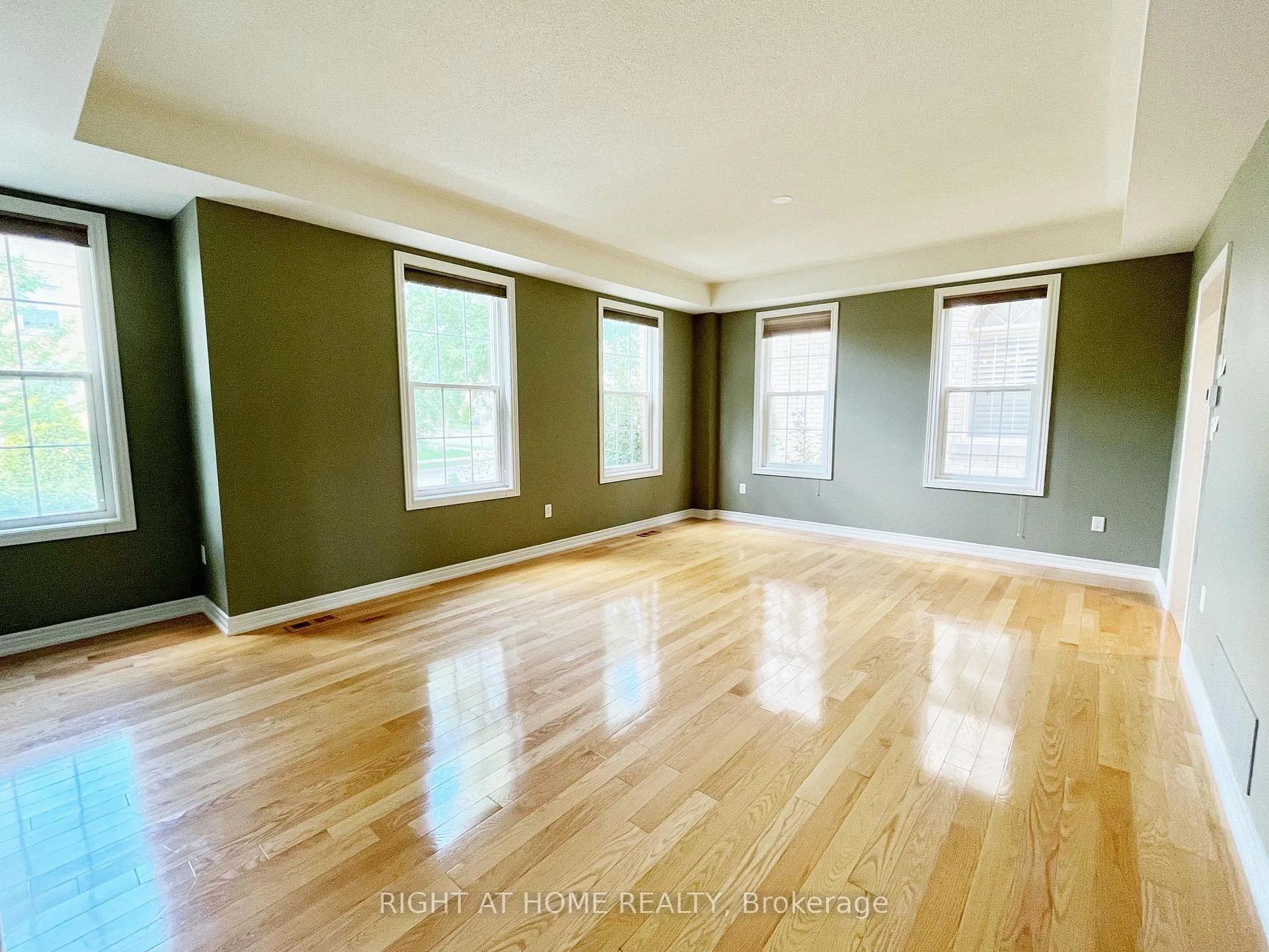 Photo 4 of 27 Bonheur Road, Markham, Cathedraltown — HOMEH