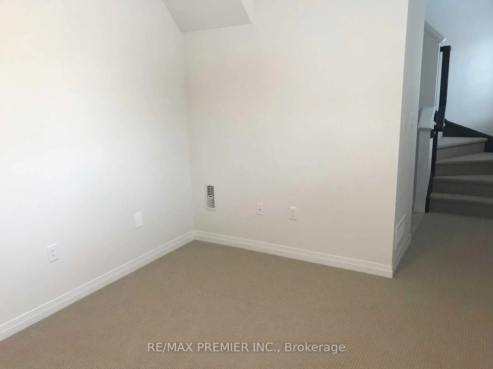 Photo 2 of 60 Farley Lane, Hamilton, Ancaster — HOMEH