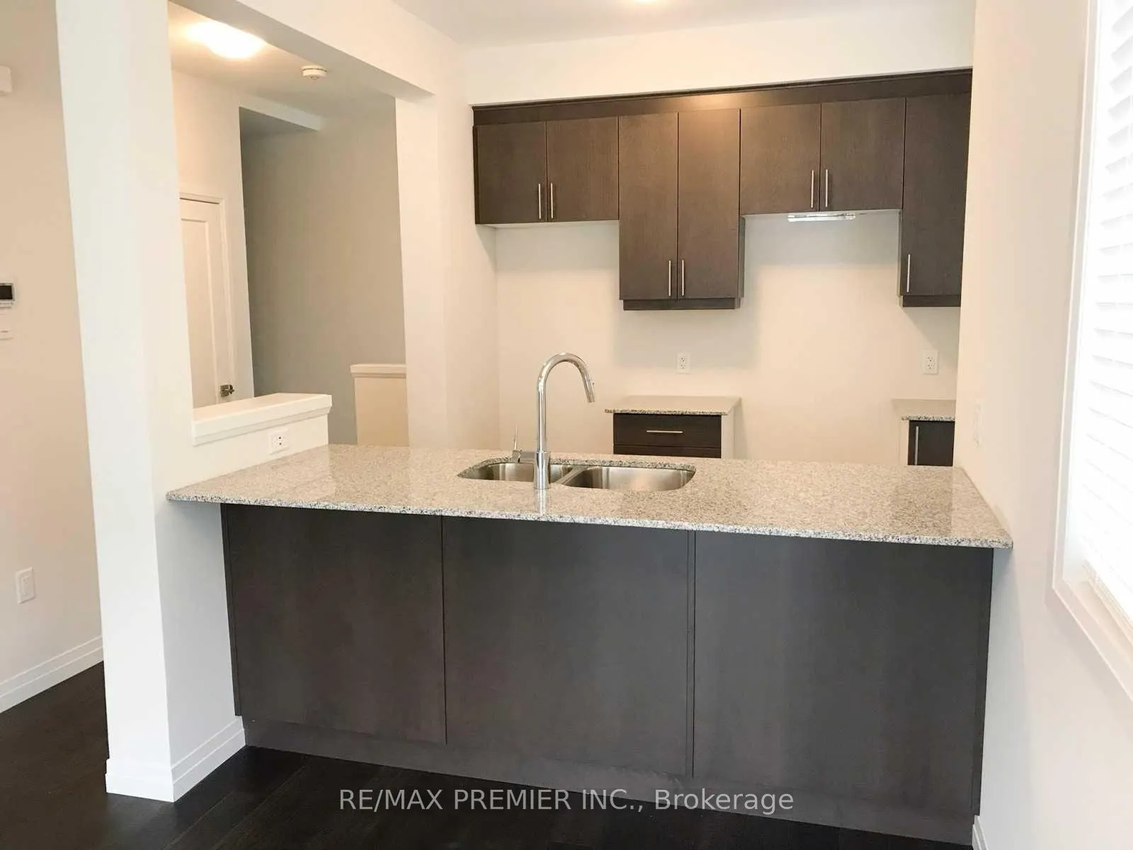 Photo 4 of 60 Farley Lane, Hamilton, Ancaster — HOMEH