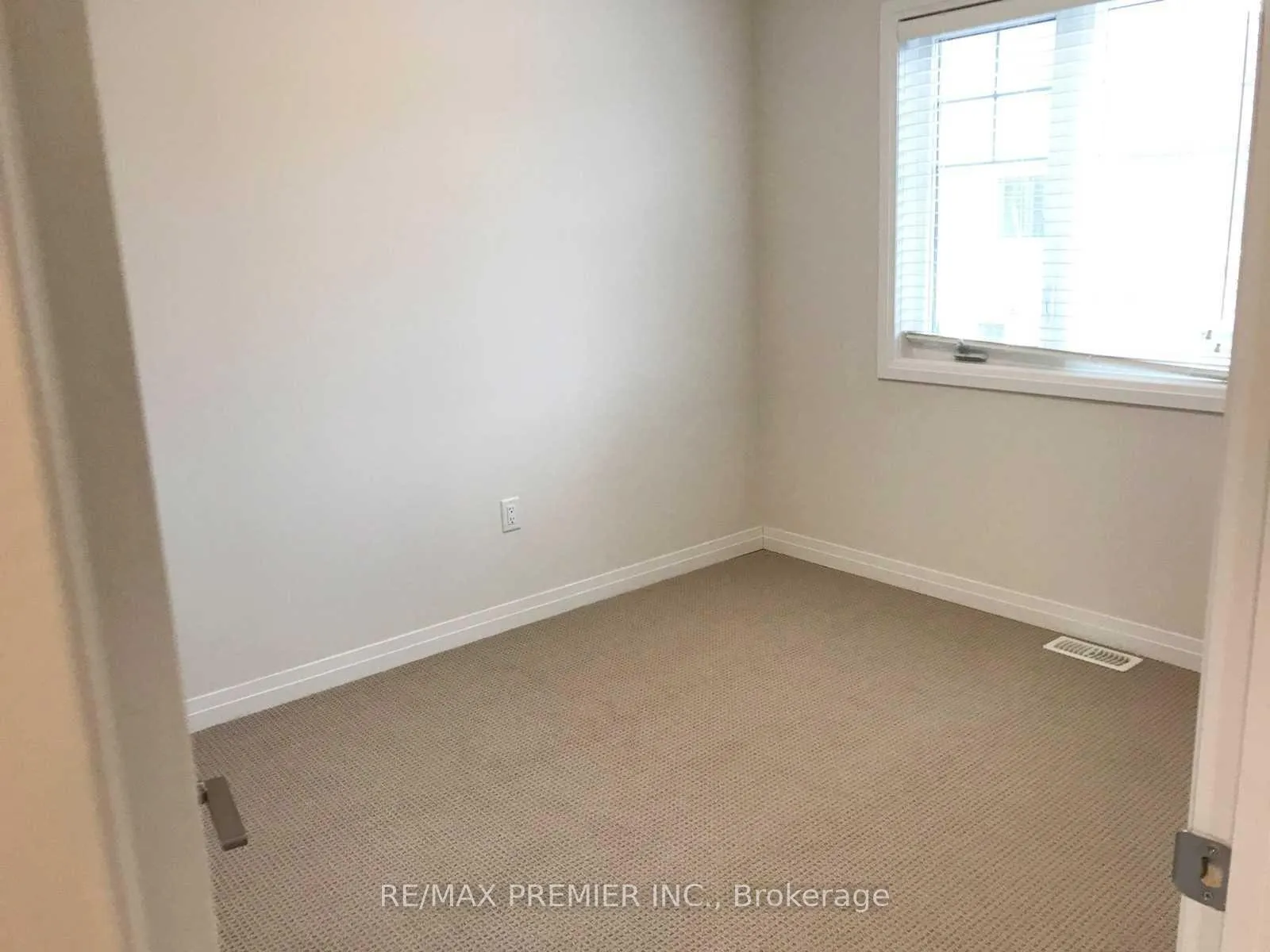 Photo 11 of 60 Farley Lane, Hamilton, Ancaster — HOMEH