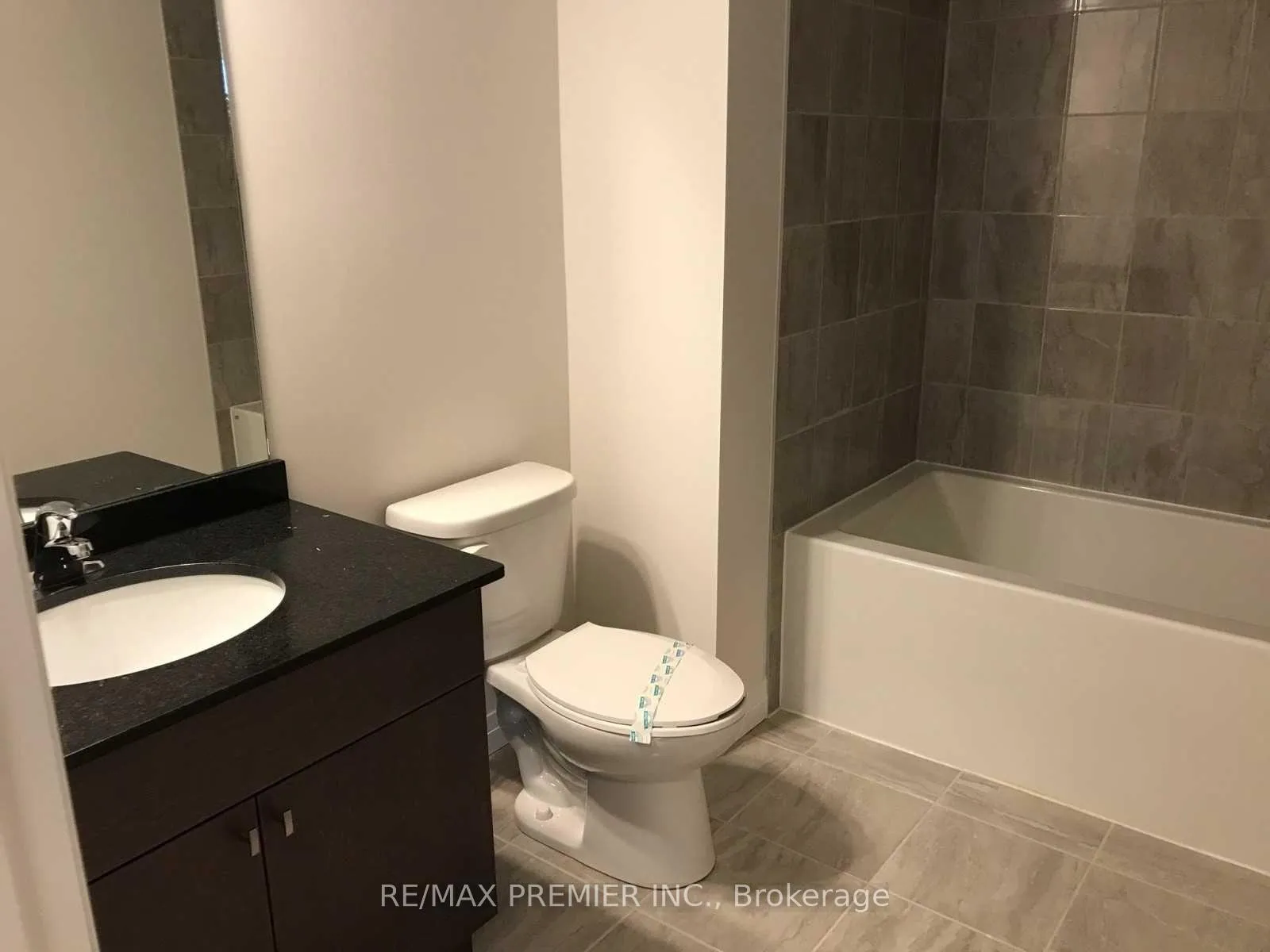 Photo 12 of 60 Farley Lane, Hamilton, Ancaster — HOMEH