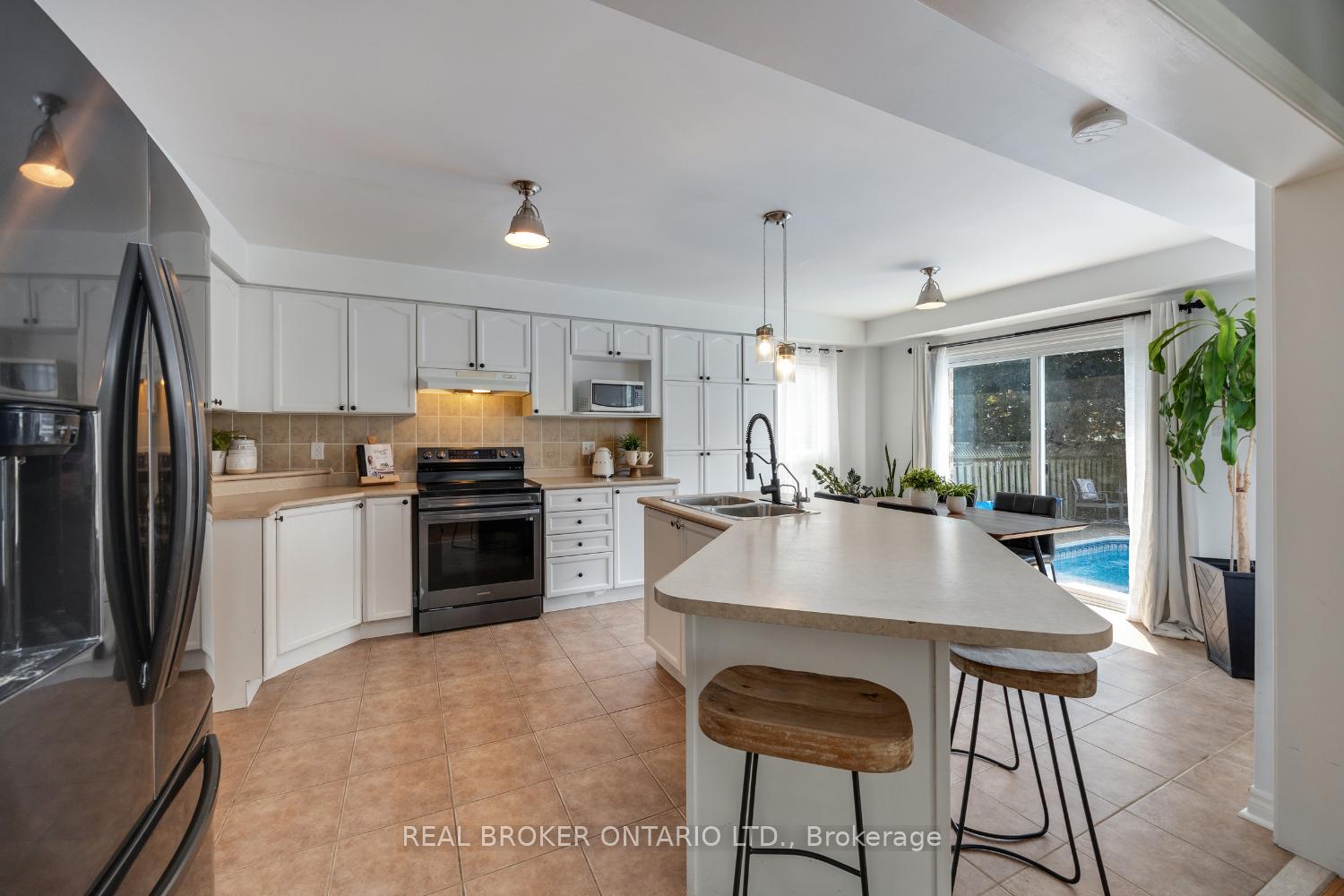 Photo 14 of 36 West Side Drive, Clarington, Bowmanville — HOMEH