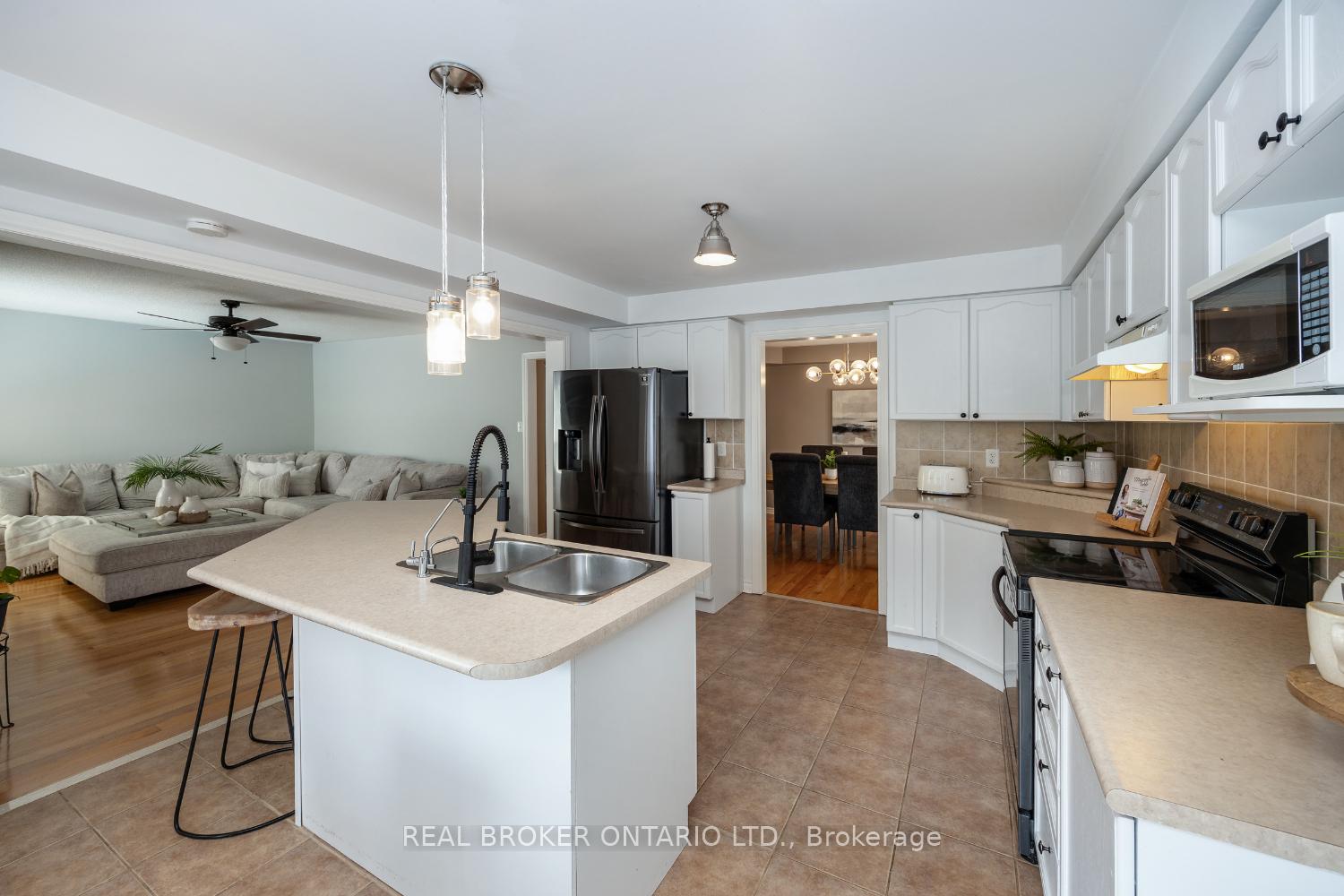Photo 15 of 36 West Side Drive, Clarington, Bowmanville — HOMEH