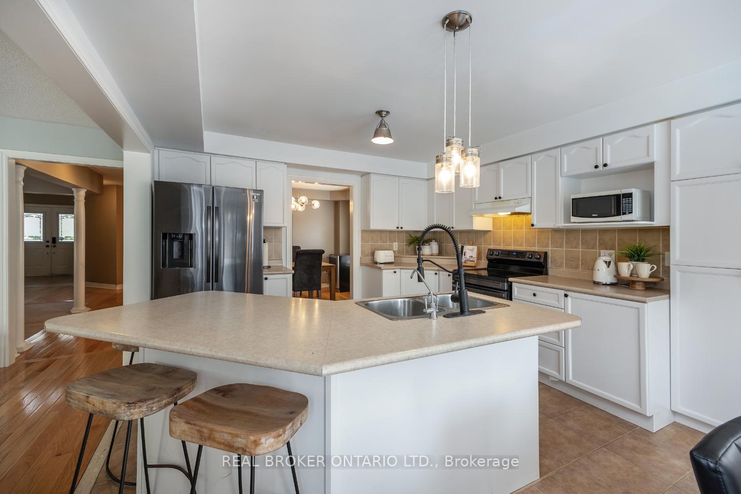 Photo 16 of 36 West Side Drive, Clarington, Bowmanville — HOMEH